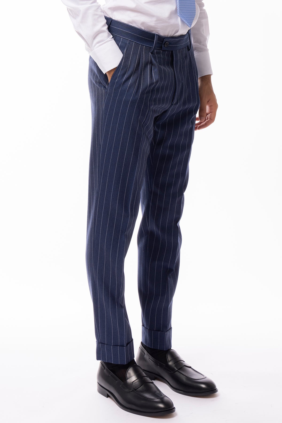 Pantalone uomo blu gessato vita alta con doppia pinces 100% lana flanella Holland & Sherry risvolto 5cm .
