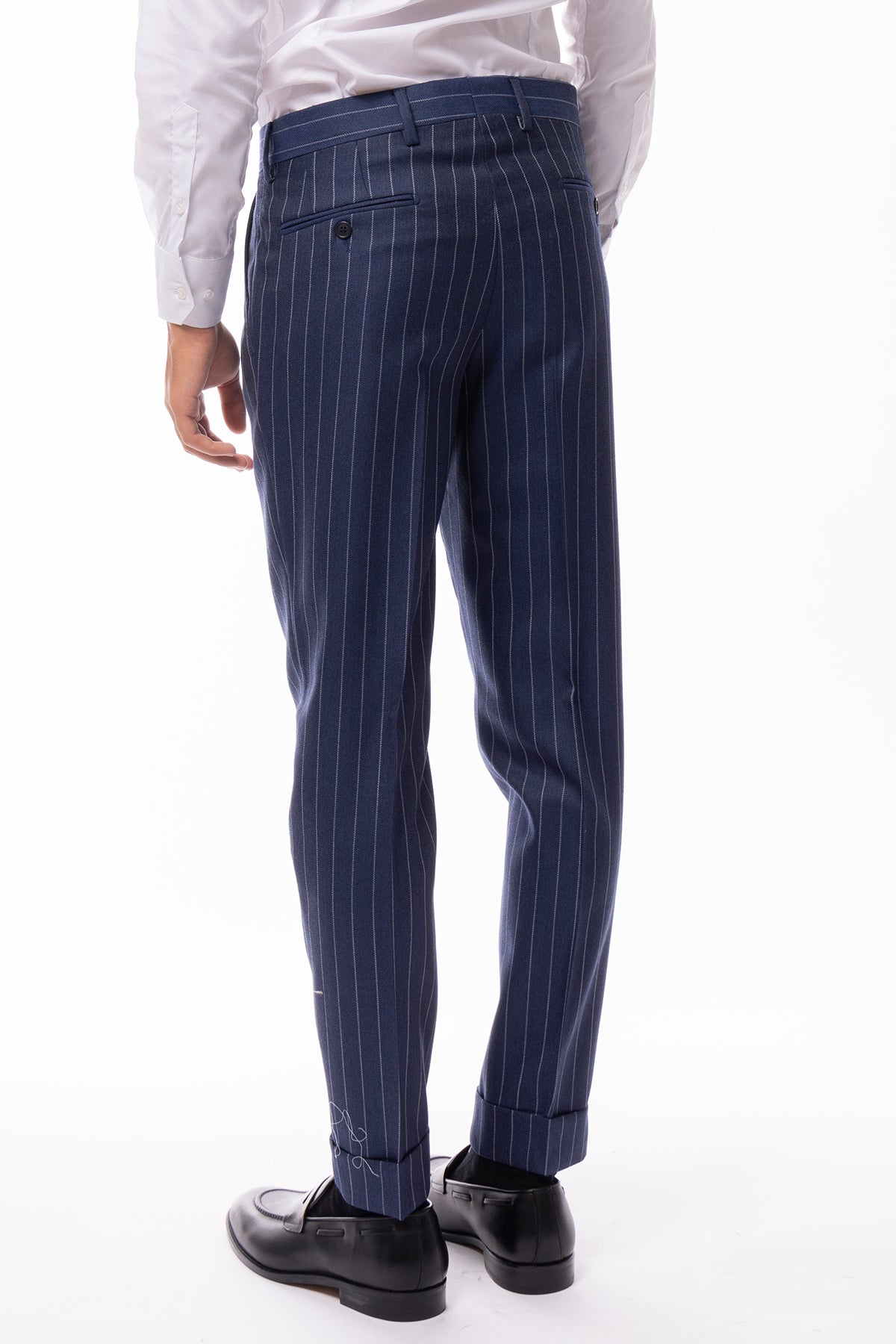 Pantalone uomo blu gessato vita alta con doppia pinces 100% lana flanella Holland & Sherry risvolto 5cm .