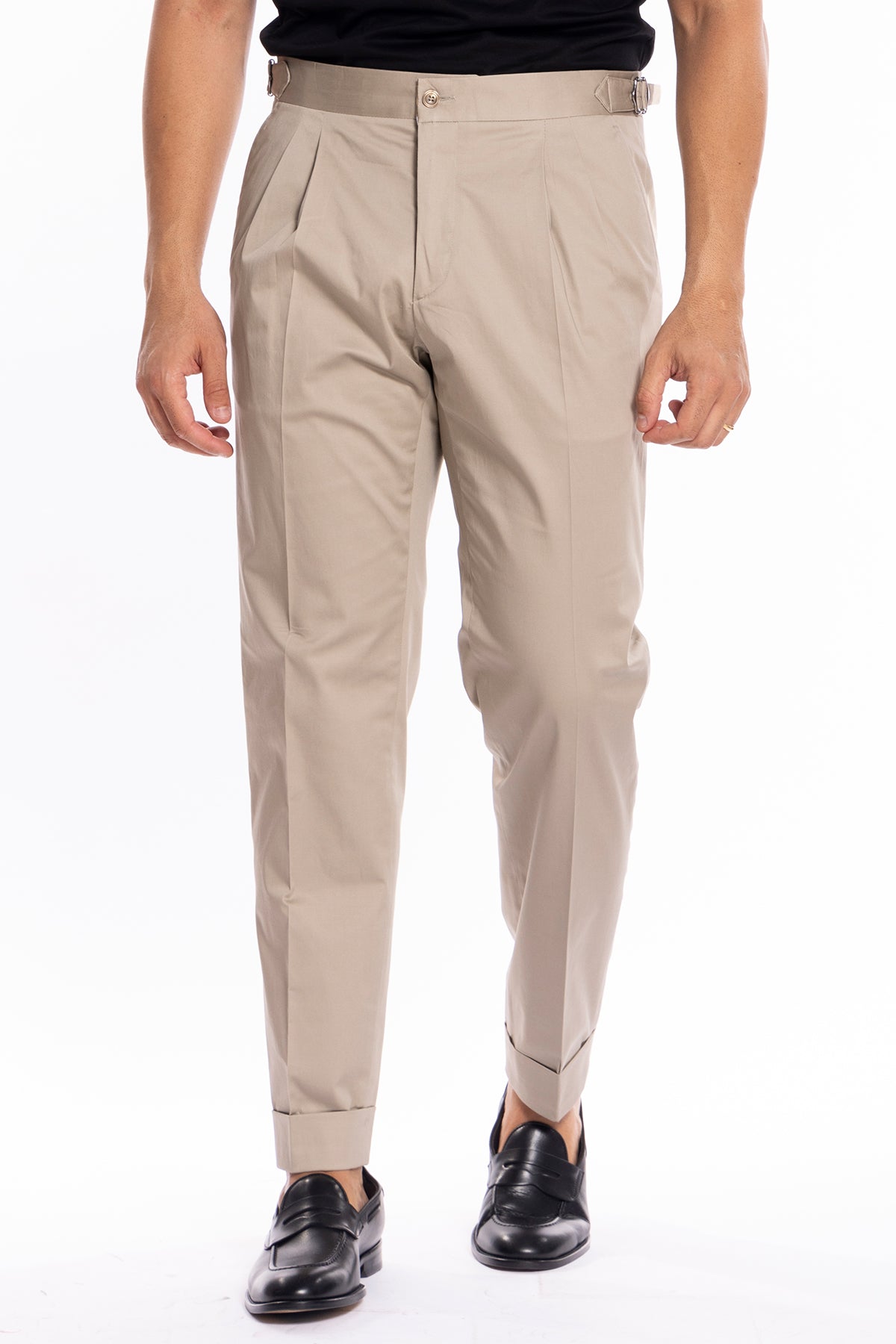 Pantalone uomo Beige in cotone vita alta doppia pinces con fibbie laterali risvolto 5cm