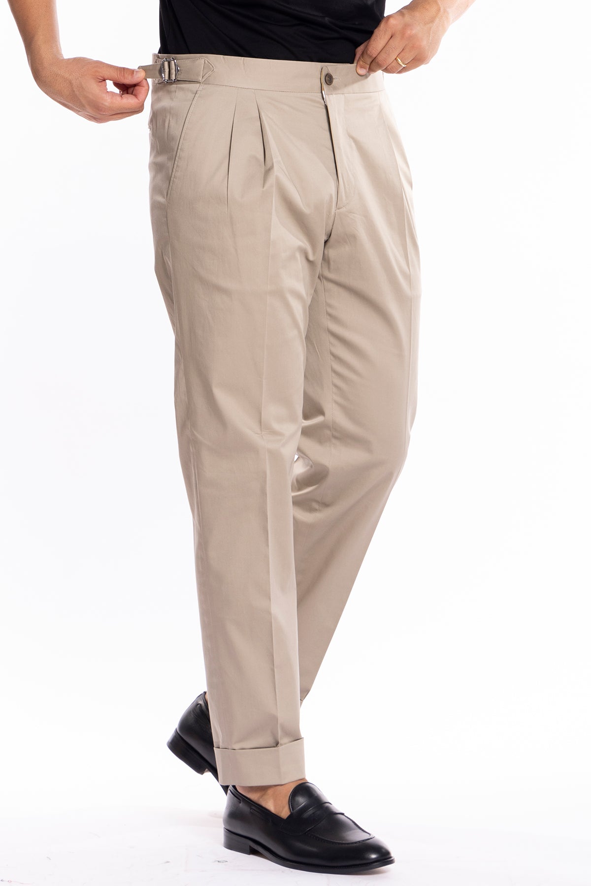 Pantalone uomo Beige in cotone vita alta doppia pinces con fibbie laterali risvolto 5cm