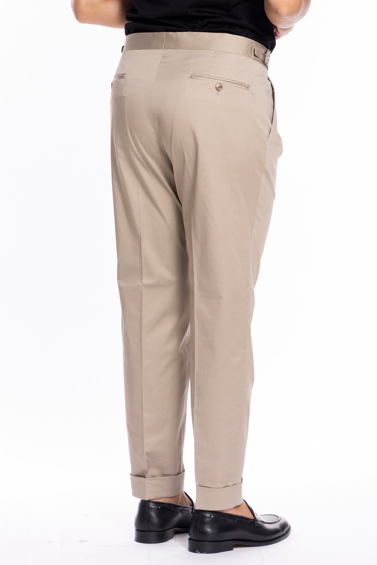 Pantalone uomo Beige in cotone vita alta doppia pinces con fibbie laterali risvolto 5cm
