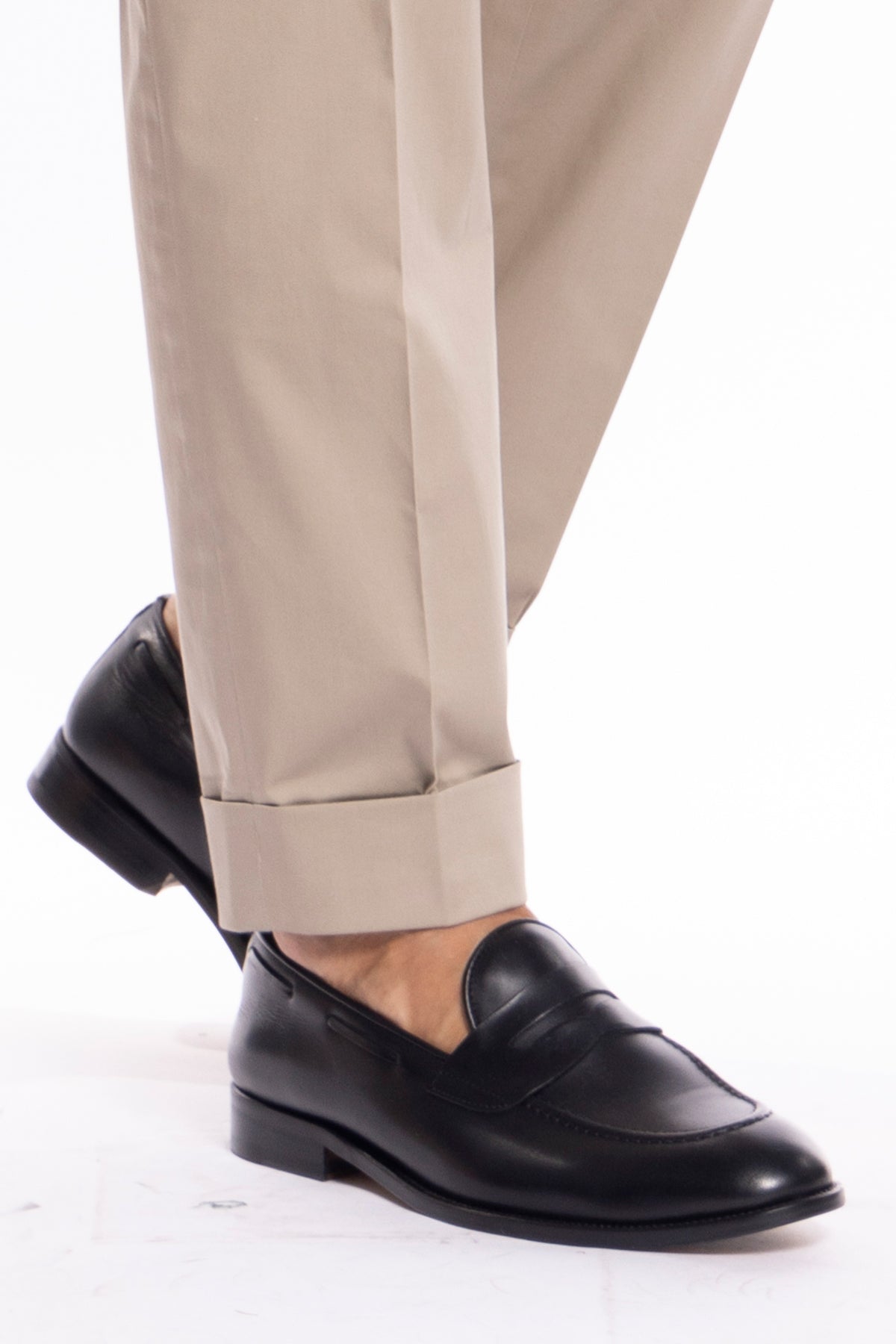 Pantalone uomo Beige in cotone vita alta doppia pinces con fibbie laterali risvolto 5cm