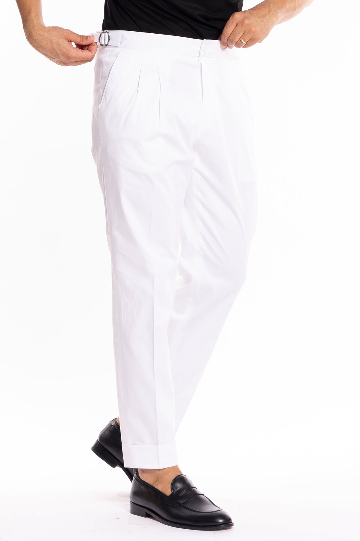 Pantalone uomo bianco in cotone vita alta doppia pinces con fibbie laterali risvolto 5cm