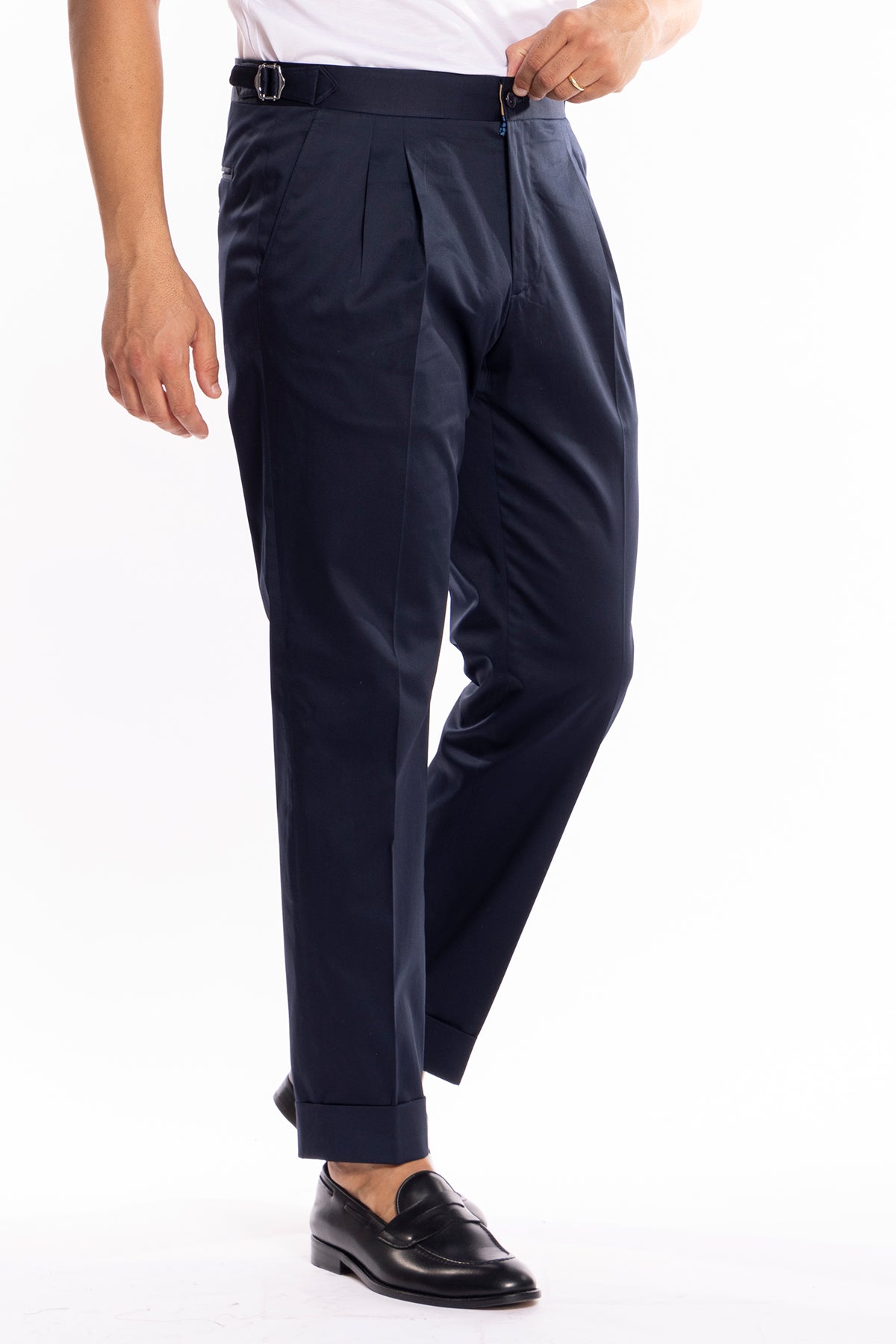 Pantalone uomo blu in cotone vita alta doppia pinces con fibbie laterali risvolto 5cm