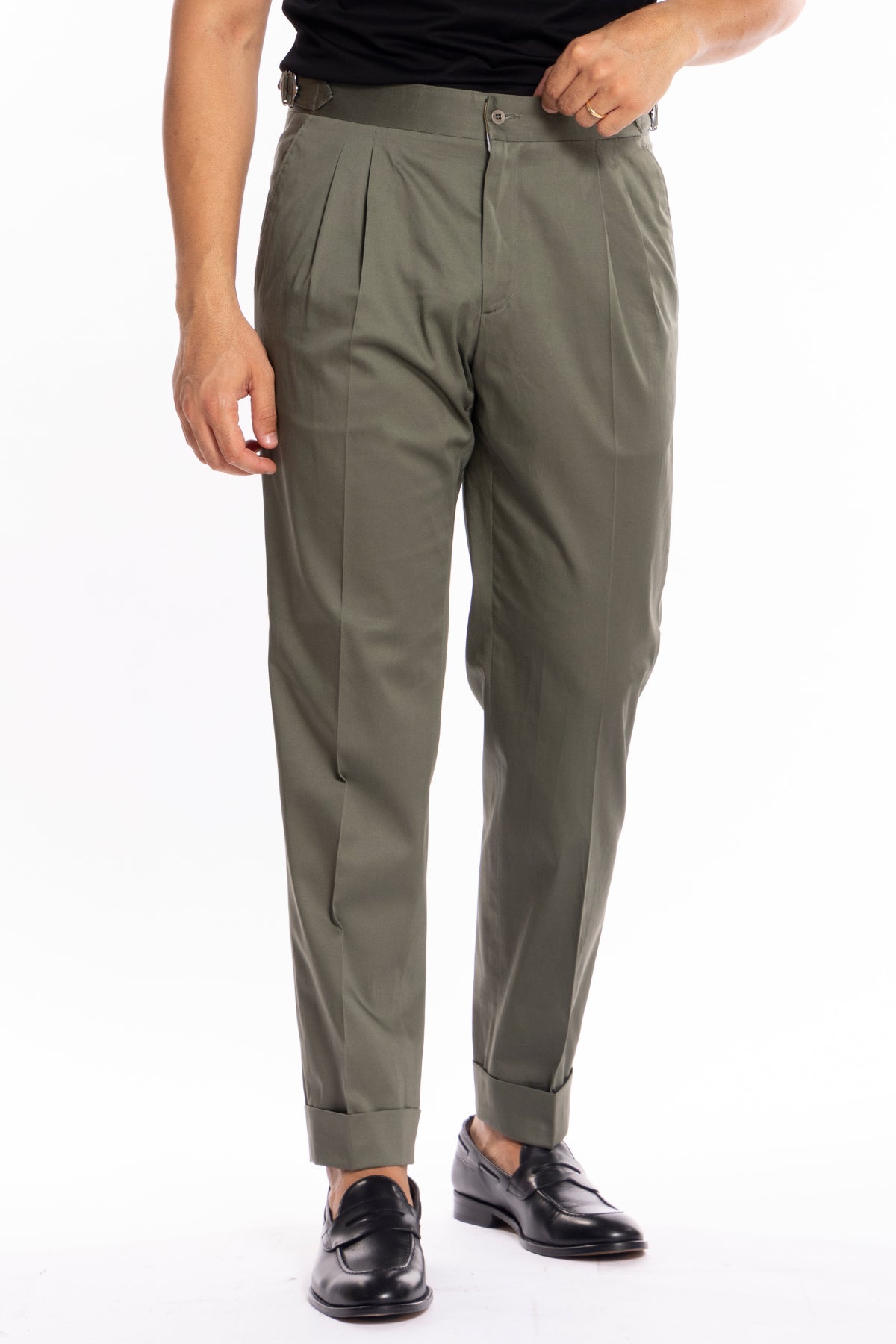 Pantalone uomo verde militare in cotone vita alta doppia pinces con fibbie laterali risvolto 5cm