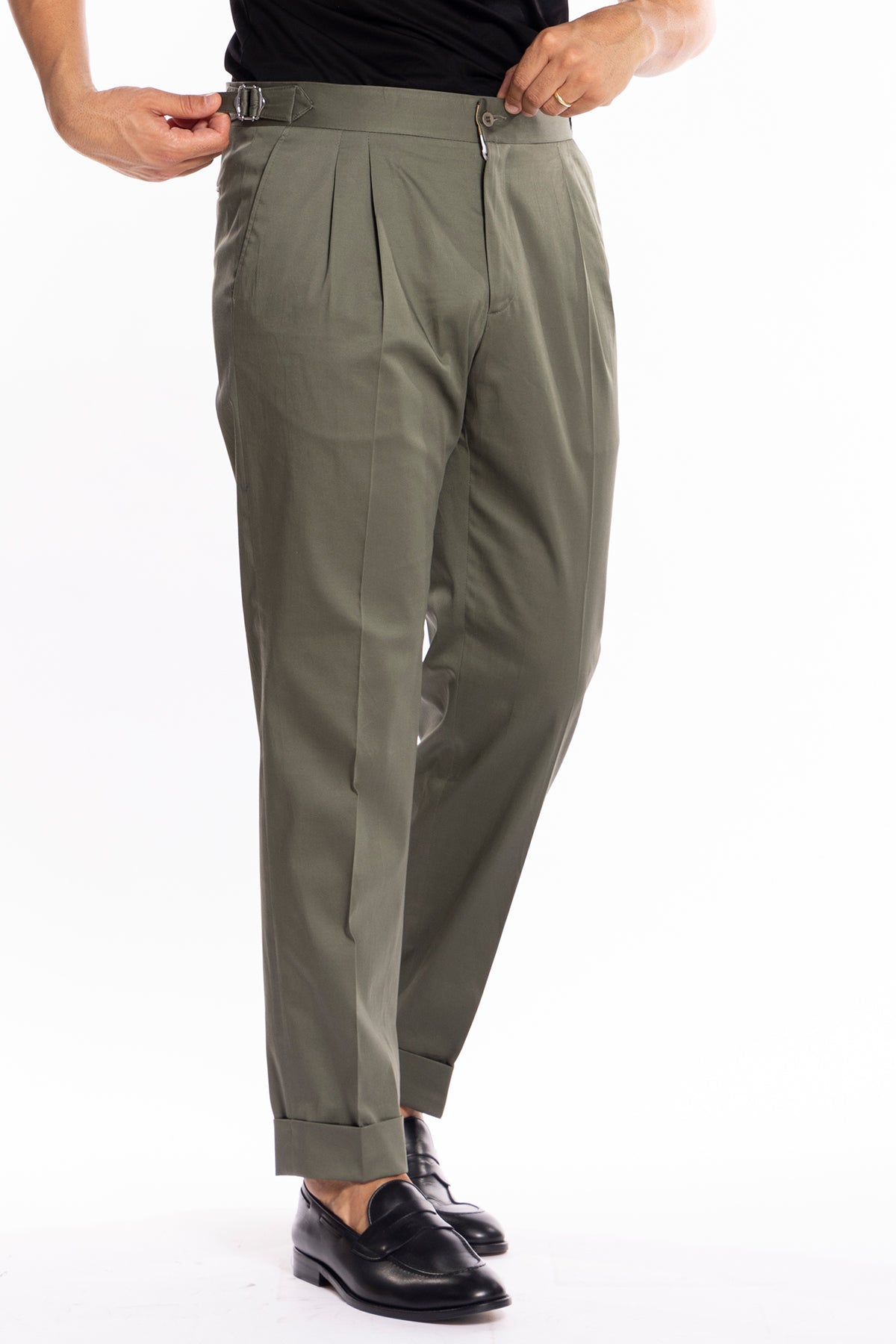 Pantalone uomo verde militare in cotone vita alta doppia pinces con fibbie laterali risvolto 5cm