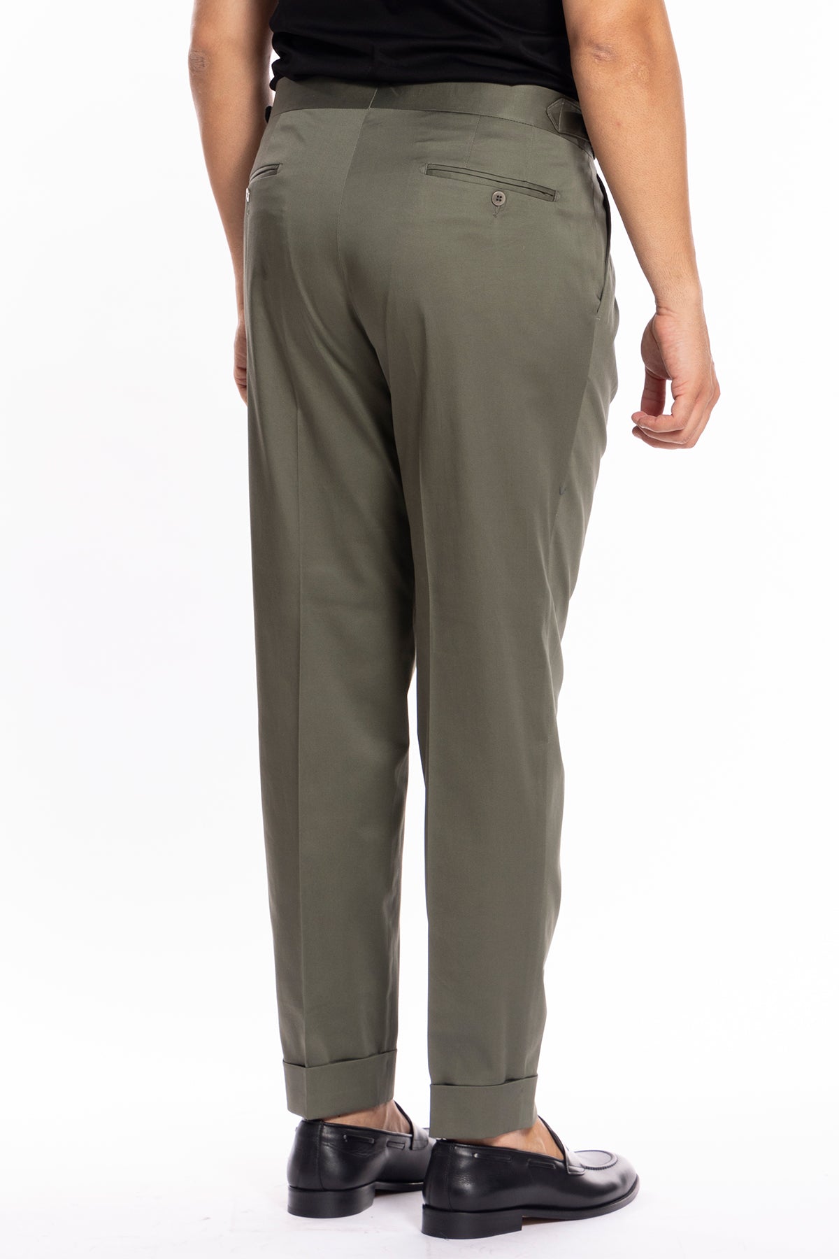 Pantalone uomo verde militare in cotone vita alta doppia pinces con fibbie laterali risvolto 5cm