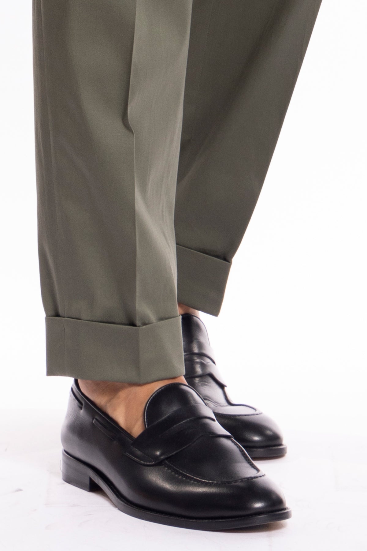 Pantalone uomo verde militare in cotone vita alta doppia pinces con fibbie laterali risvolto 5cm