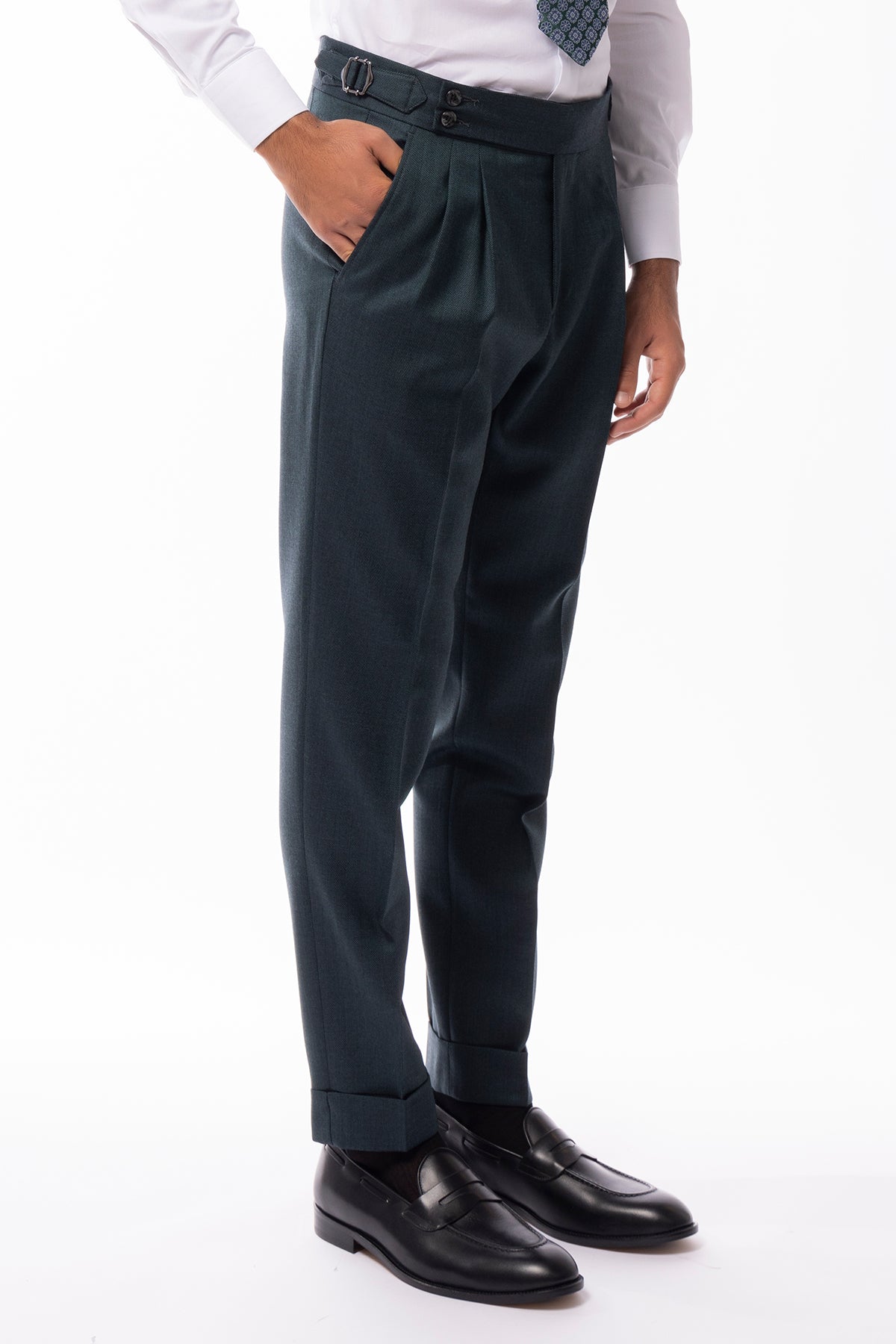 Pantalone uomo verde nido d'ape vita alta con fibbie laterali in pura lana holland e sherry con risvolto di 5cm