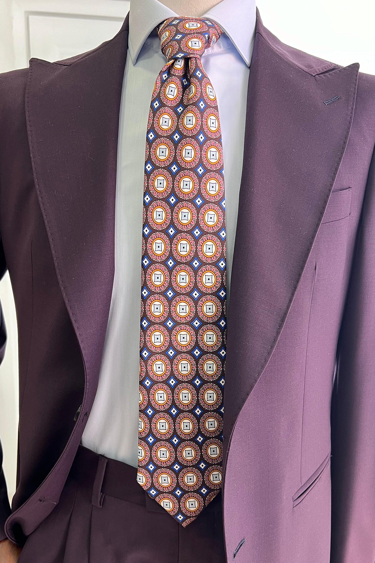 Cravatta uomo marrone fantasia cerchi e rombi grandi multcolor da cerimonia elegante pura seta cucita a mano 9cm