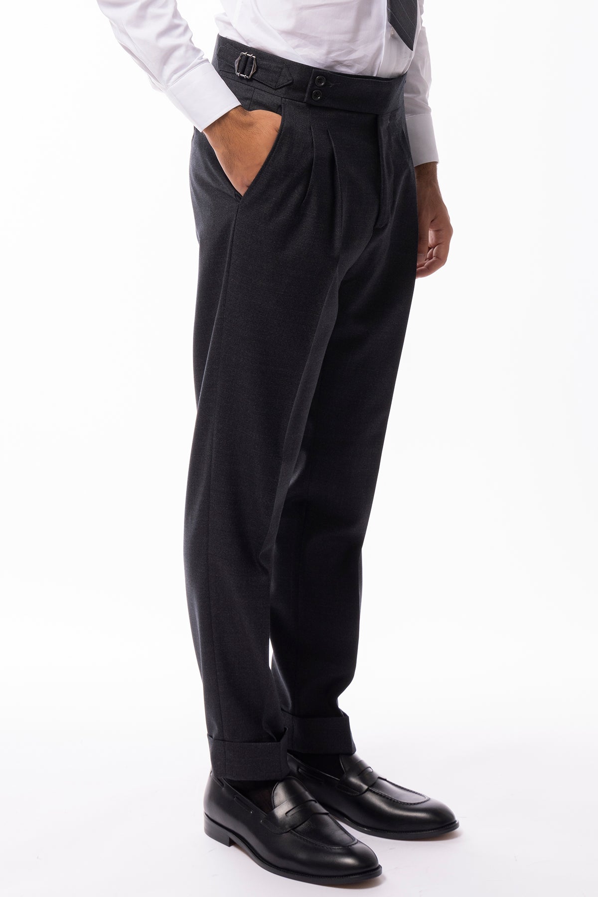 Pantalone uomo grigio scuro in lana flanella 100% Vitale Barberis Canonico vita alta doppia pince risvolto 5cm con fibbie laterali