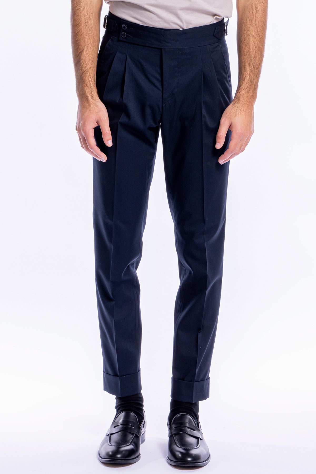 Pantalone uomo vita alta blu notte tinta unita con doppia pinces e risvolto 5 cm
