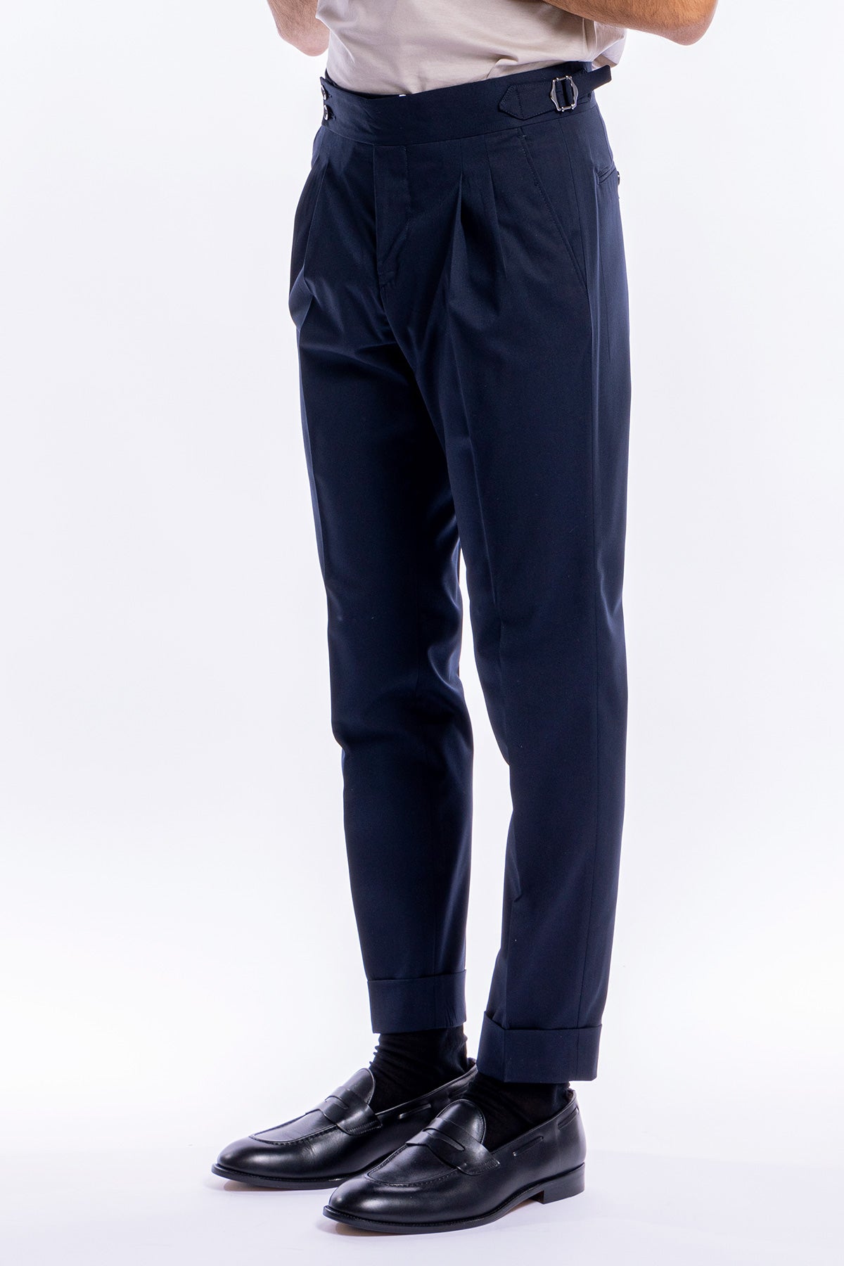 Pantalone uomo vita alta blu notte tinta unita con doppia pinces e risvolto 5 cm