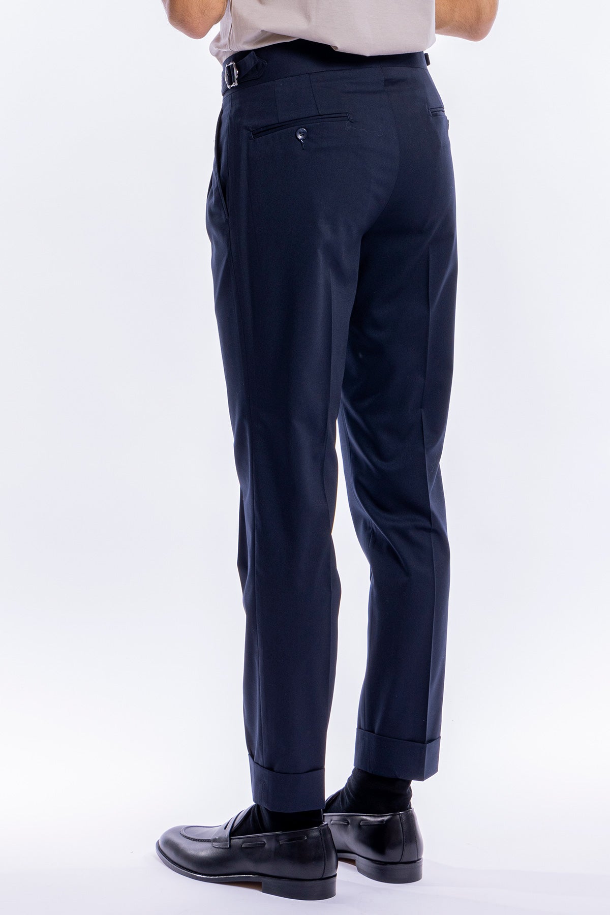 Pantalone uomo vita alta blu notte tinta unita con doppia pinces e risvolto 5 cm