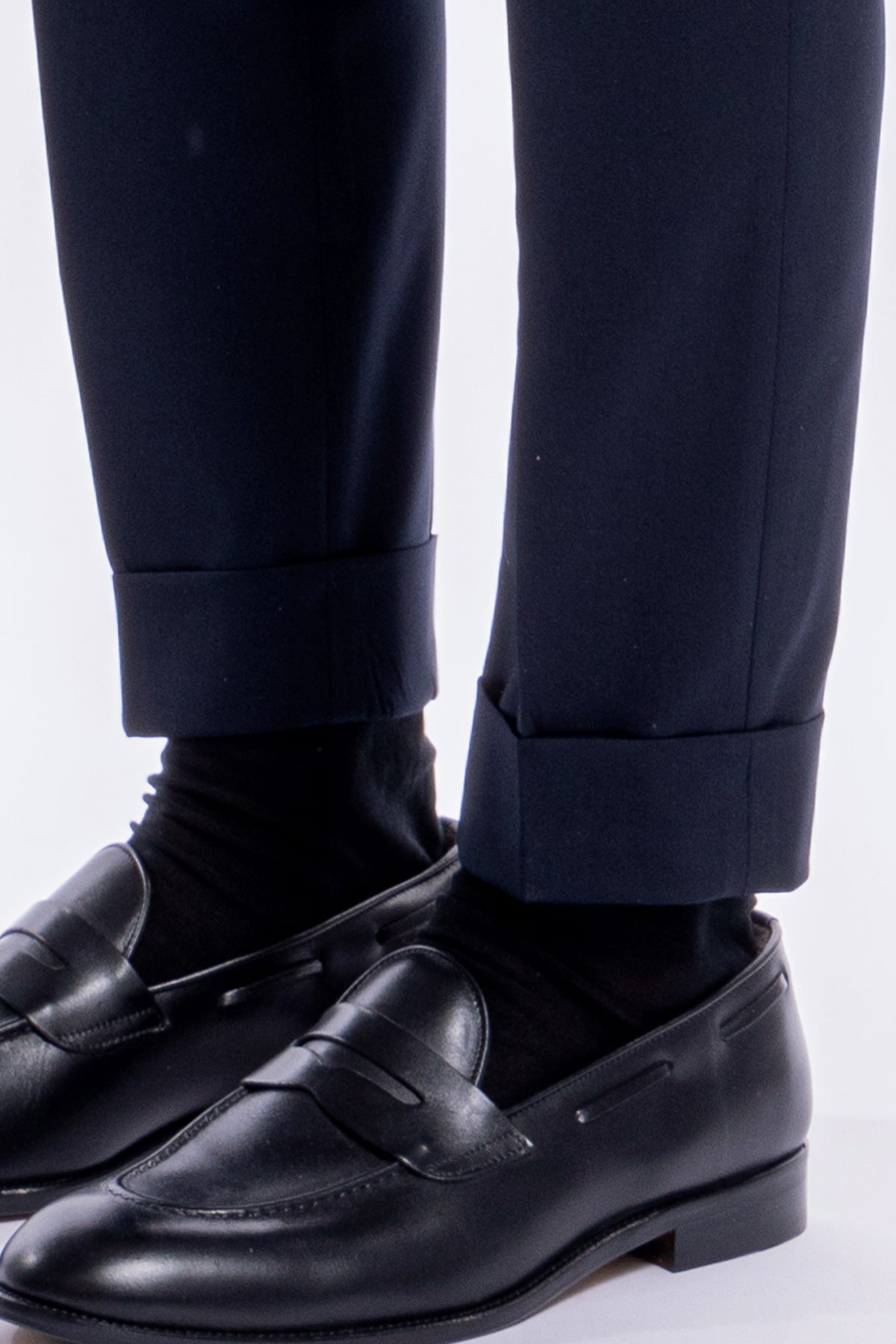 Pantalone uomo vita alta blu notte tinta unita con doppia pinces e risvolto 5 cm