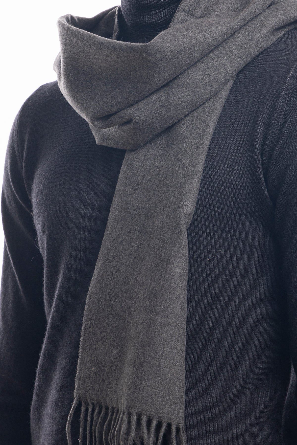 Sciarpa uomo grigio scuro invernale effetto lana cashmere con frange