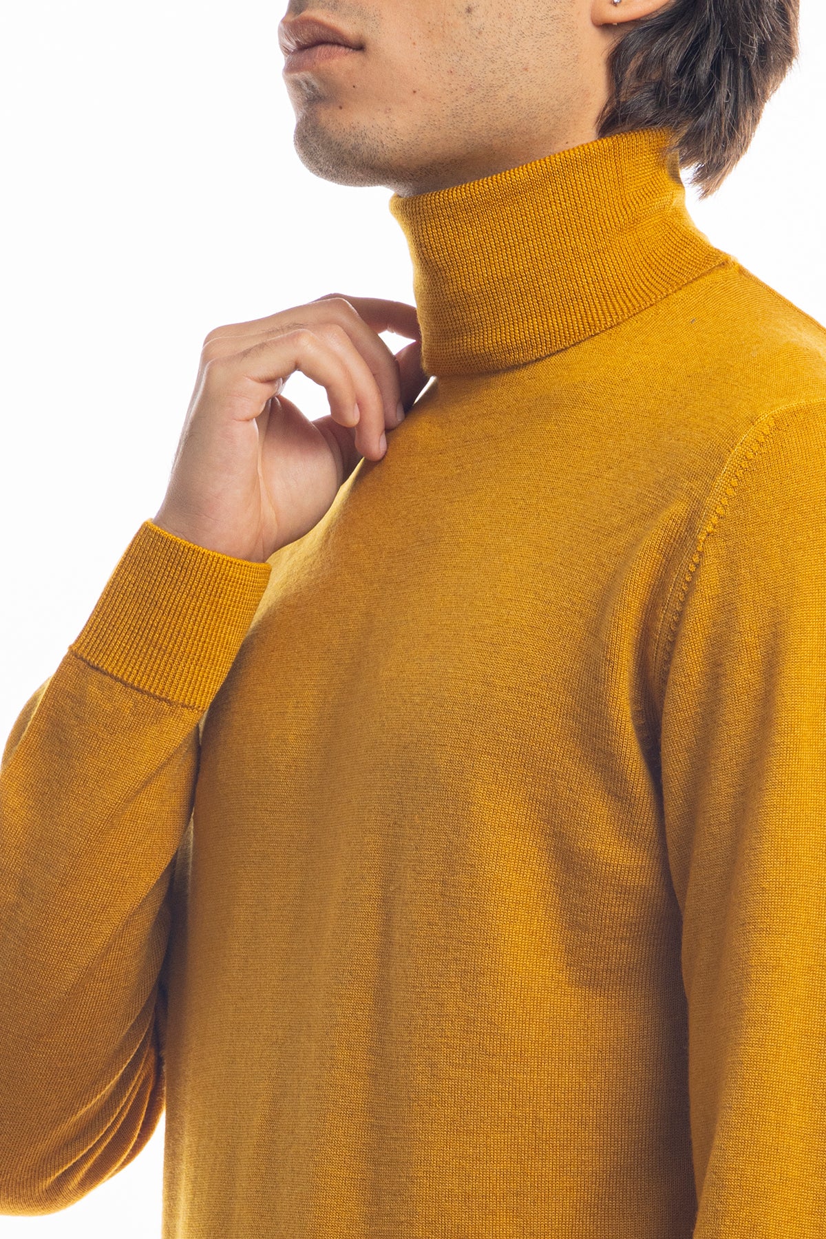 Maglione da uomo collo alto Ocra in lana merinos 100% maniche lunghe effetto stone wash