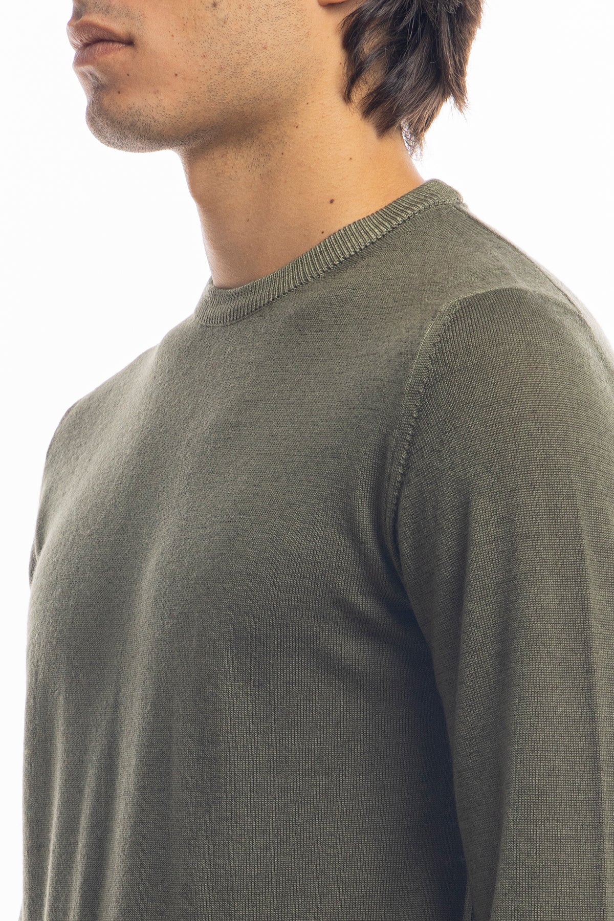 Maglione da uomo girocollo verde militare in lana merinos 100% effetto stone wash maniche lunghe
