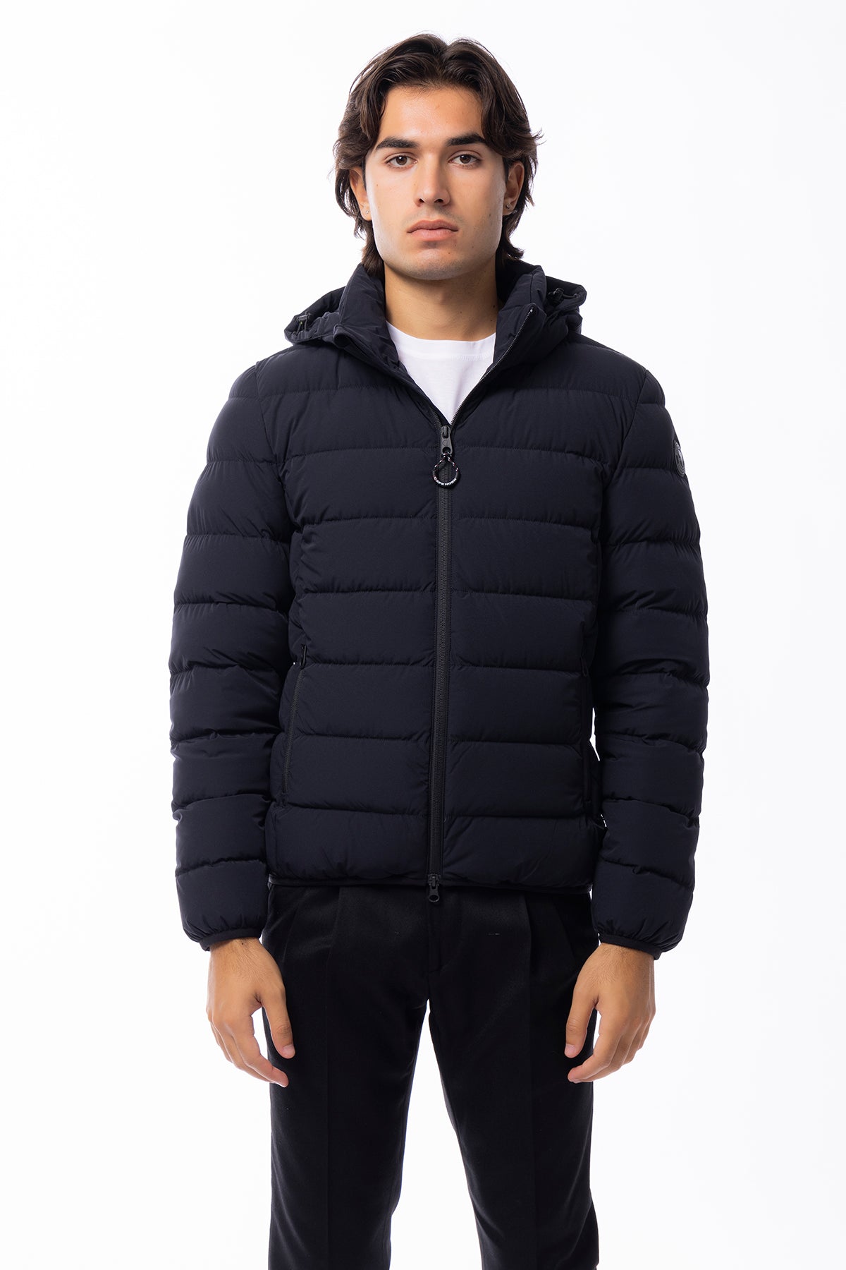 Piumino da uomo Cape Horn trapuntato nero in piuma d'anatra naturale certificata per garantire calore fino a -10°  con cappuccio staccabile con coulisse per un'ottima protezione dal freddo