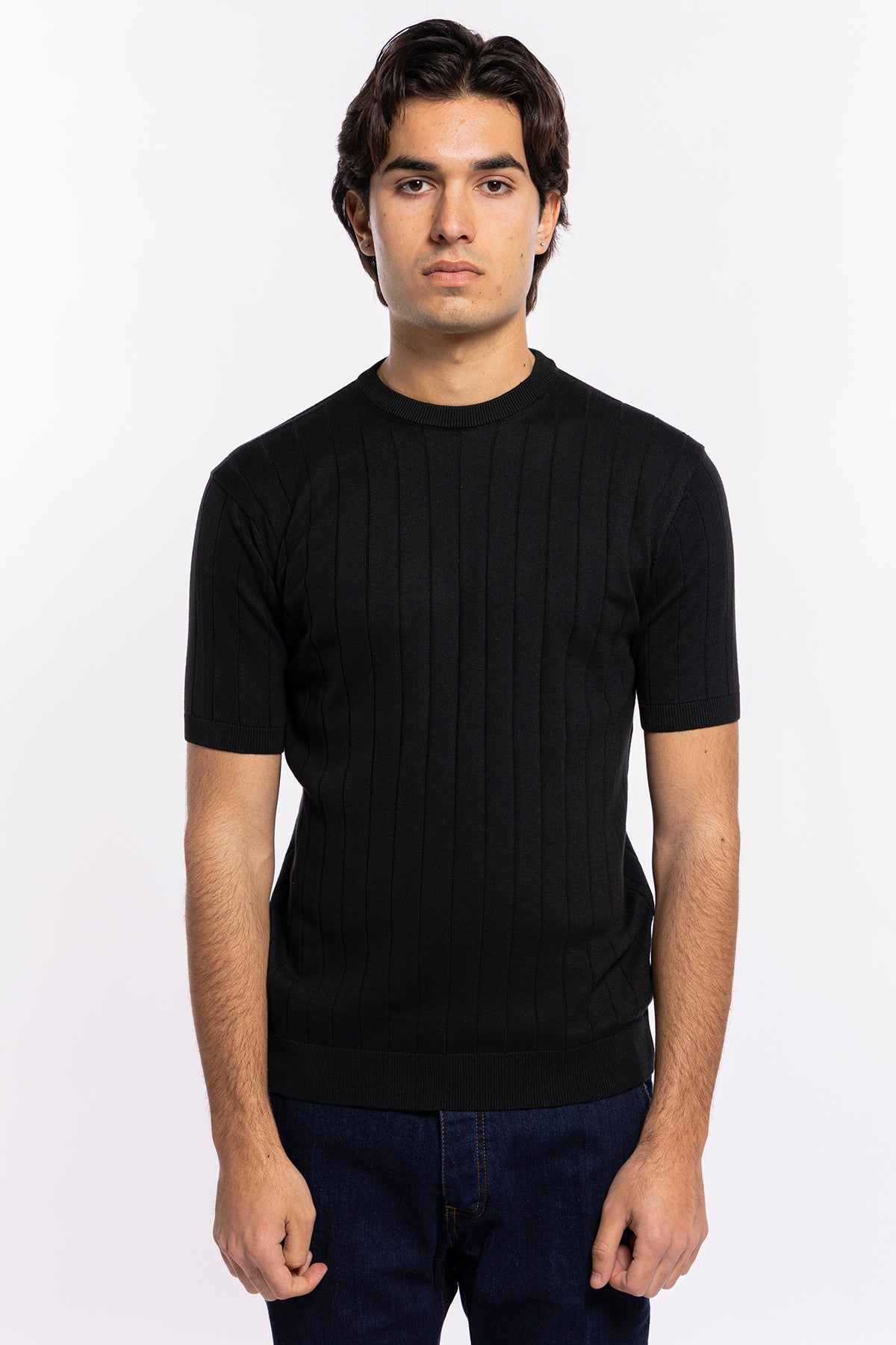 Maglioncino da uomo mezze maniche nero con treccia ricamata interna 100% cotone di filo tinta unita finezza 14<br />
-