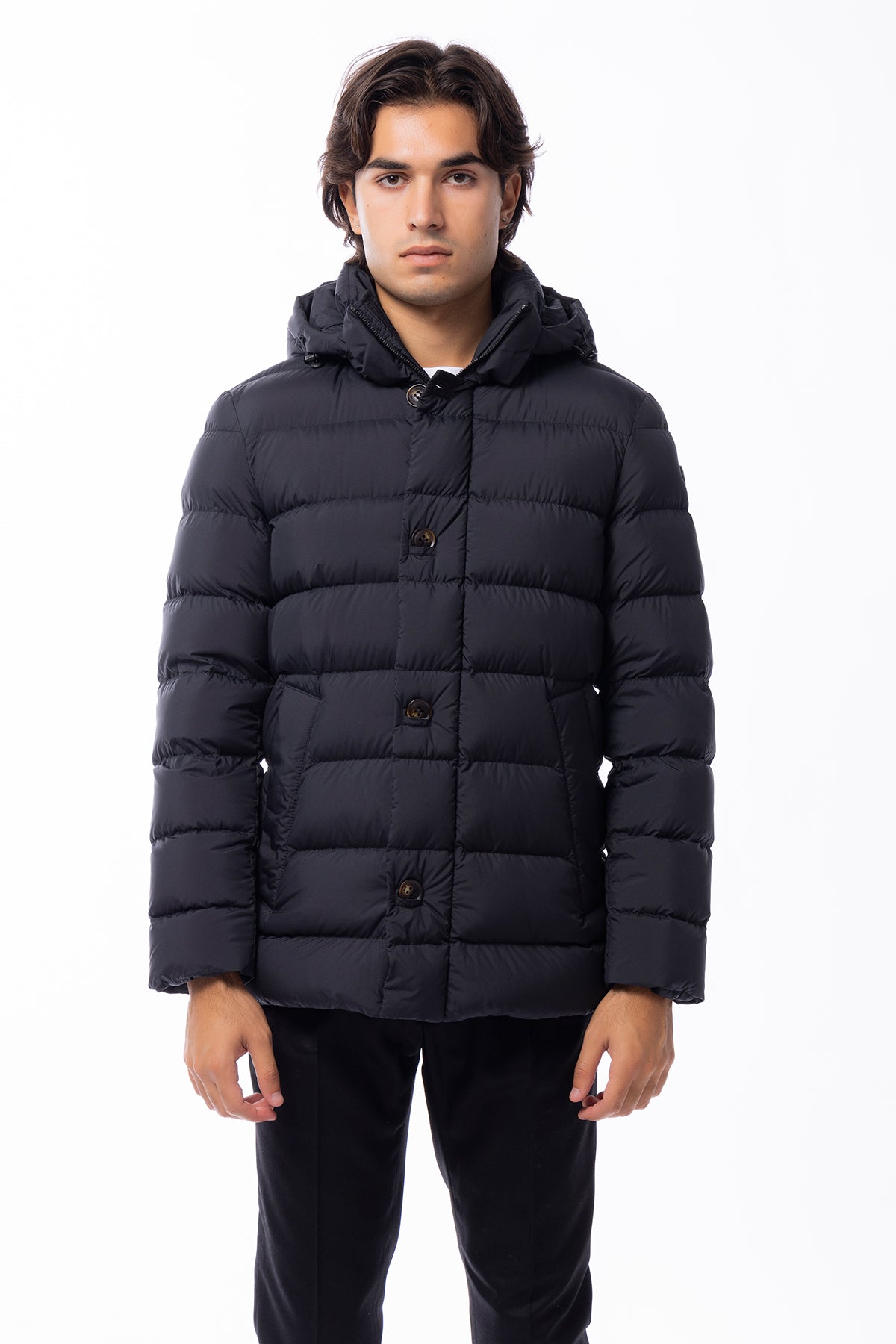 Piumino da uomo Cape Horn nero con imbottitura in piuma naturale garantisce calore anche con temperature fino a -10°C. la zip centrale è nascosta da una patta con bottoni a vista