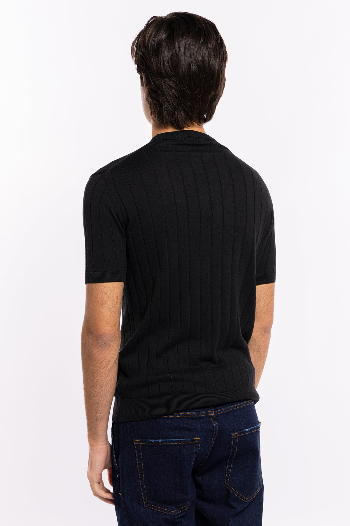 Maglioncino da uomo mezze maniche nero con treccia ricamata interna 100% cotone di filo tinta unita finezza 14<br />
-