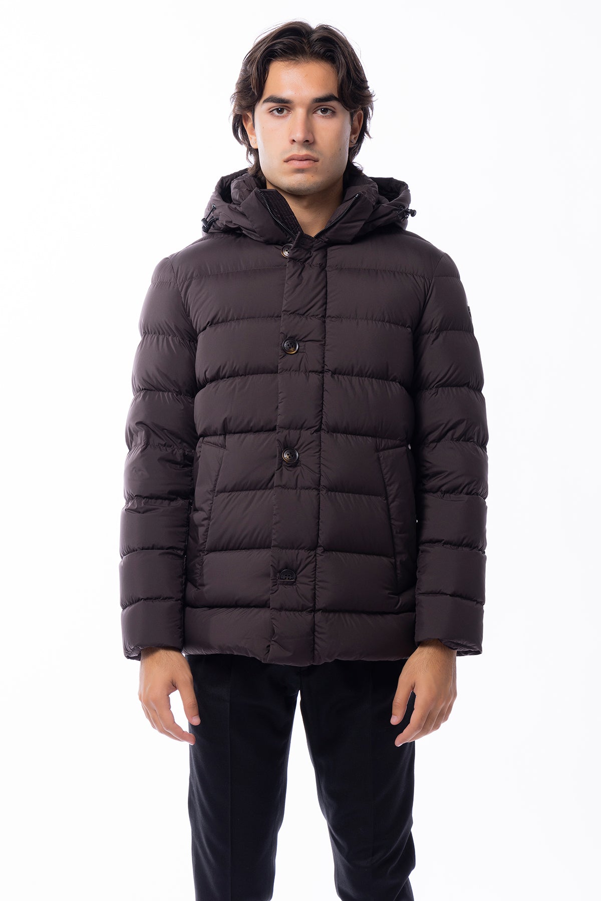 Piumino da uomo Cape Horn marrone con imbottitura in piuma naturale garantisce calore anche con temperature fino a -10°C. la zip centrale è nascosta da una patta con bottoni a vista