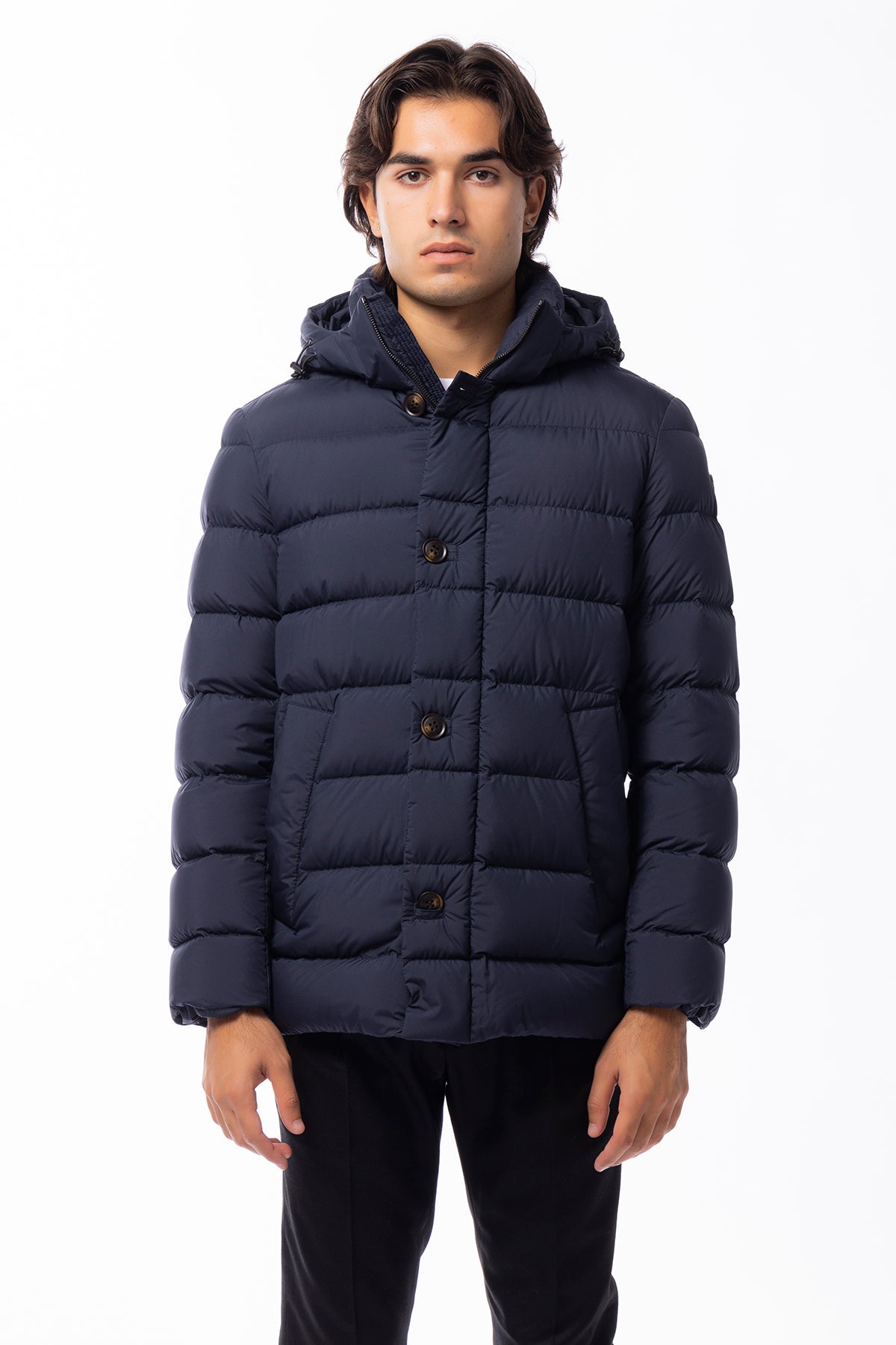 Piumino da uomo Cape Horn blu con imbottitura in piuma naturale garantisce calore anche con temperature fino a -10°C. la zip centrale è nascosta da una patta con bottoni a vista