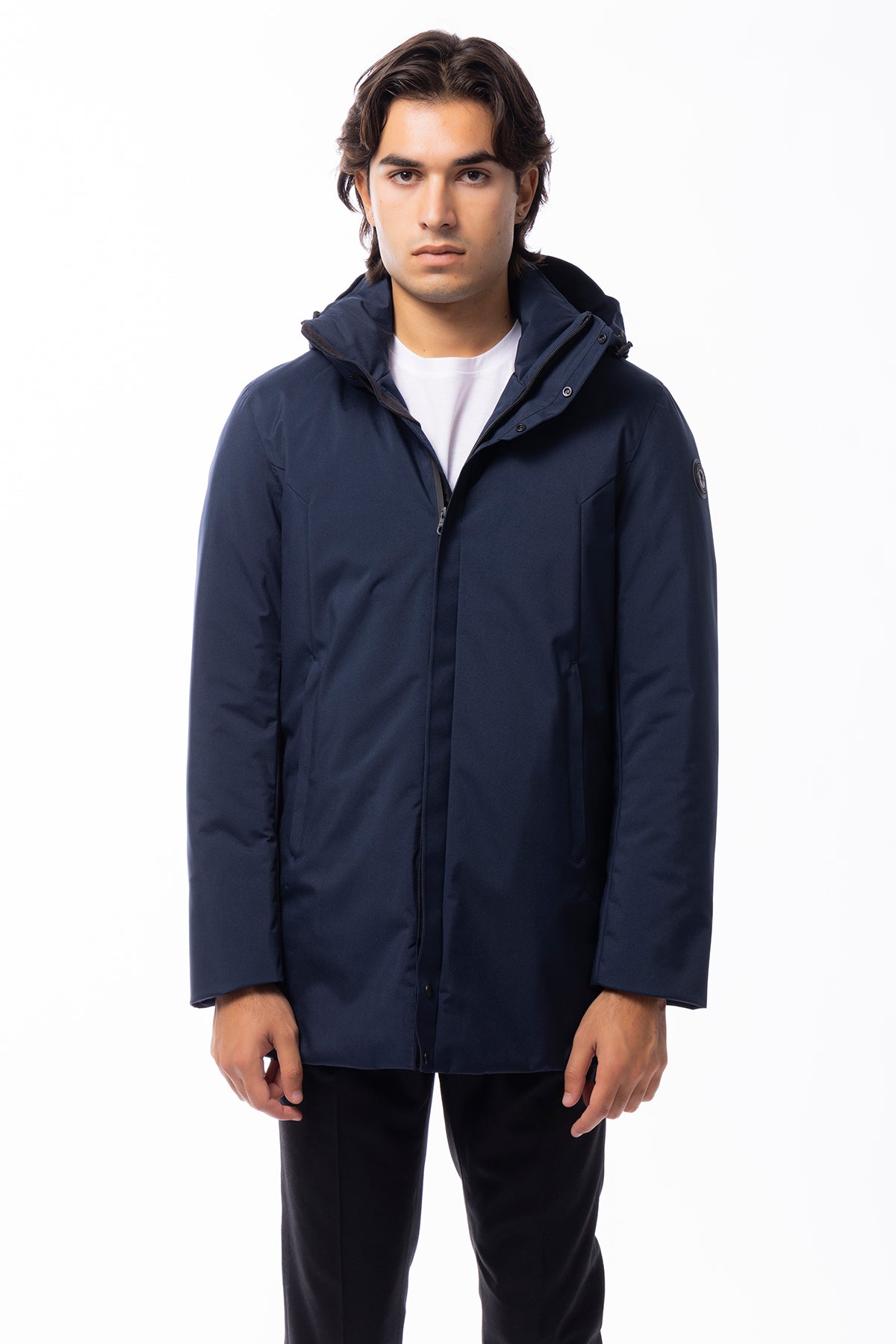 Giacca giubbotto da uomo Cape Horn blu in tessuto laminato SCUBA impermeabile, imbottita in ovatta, resistente al freddo fino a -10°. Zip waterproof con puller personalizzati. Zip tasche nascoste. Cappuccio staccabile regolabile con coulisse. Tasca intern