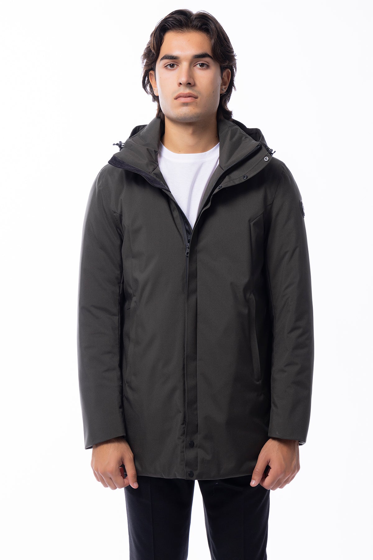 Giacca giubbotto da uomo Cape Horn verde in tessuto laminato SCUBA impermeabile, imbottita in ovatta, resistente al freddo fino a -10°. Zip waterproof con puller personalizzati. Zip tasche nascoste. Cappuccio staccabile regolabile con coulisse. Tasca inte