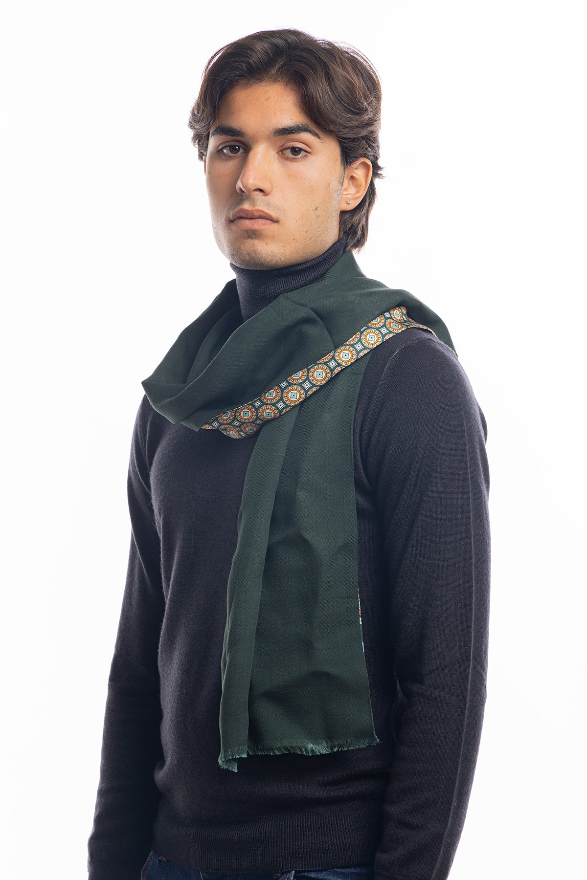 Sciarpa uomo verde reversibile in pura seta e lana fantasia fiori multicolor con frange taglio vivo