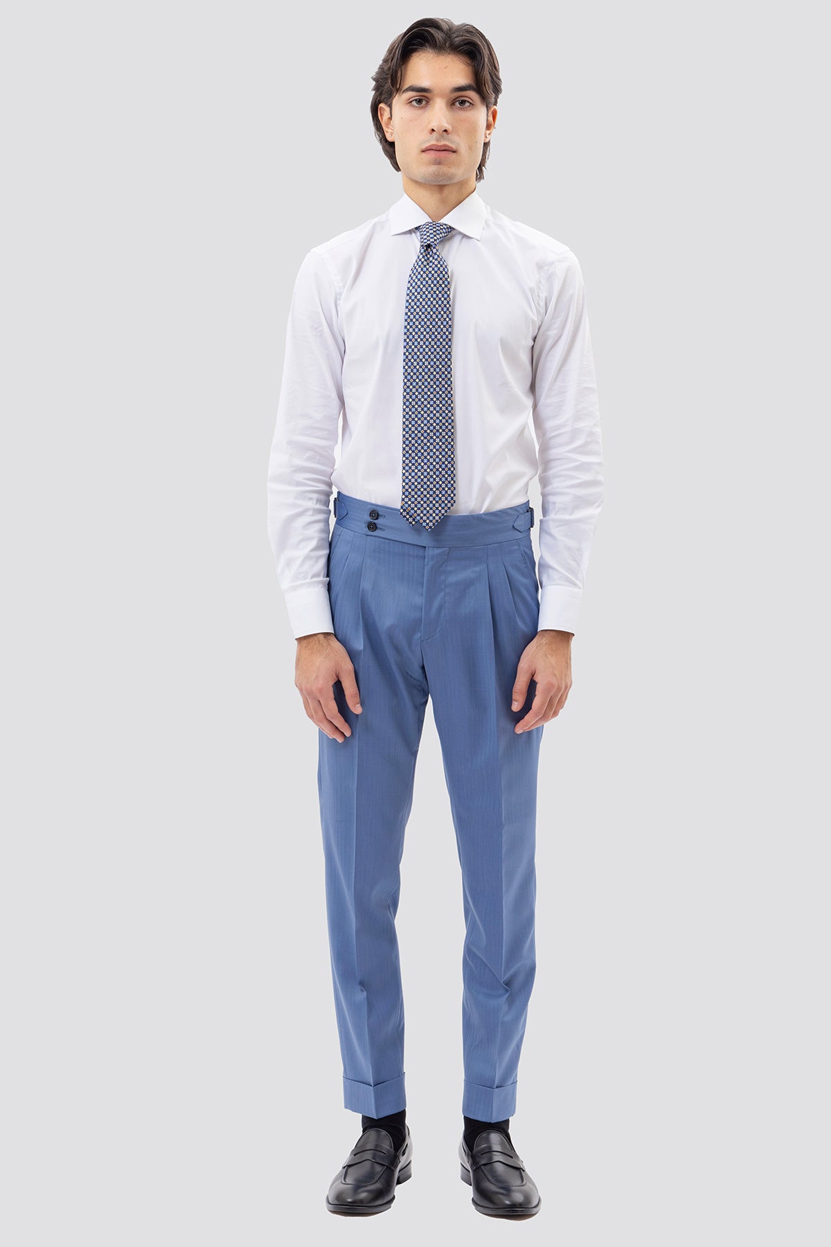 Pantalone uomo Celeste Solaro in fresco lana e seta Holland & Sherry vita alta con pinces fibbie laterali e risvolto 5cm