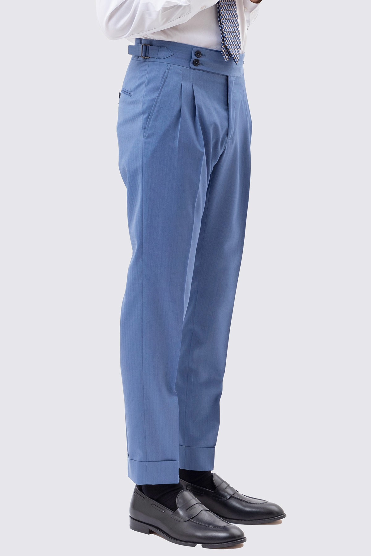Pantalone uomo Celeste Solaro in fresco lana e seta Holland & Sherry vita alta con pinces fibbie laterali e risvolto 5cm
