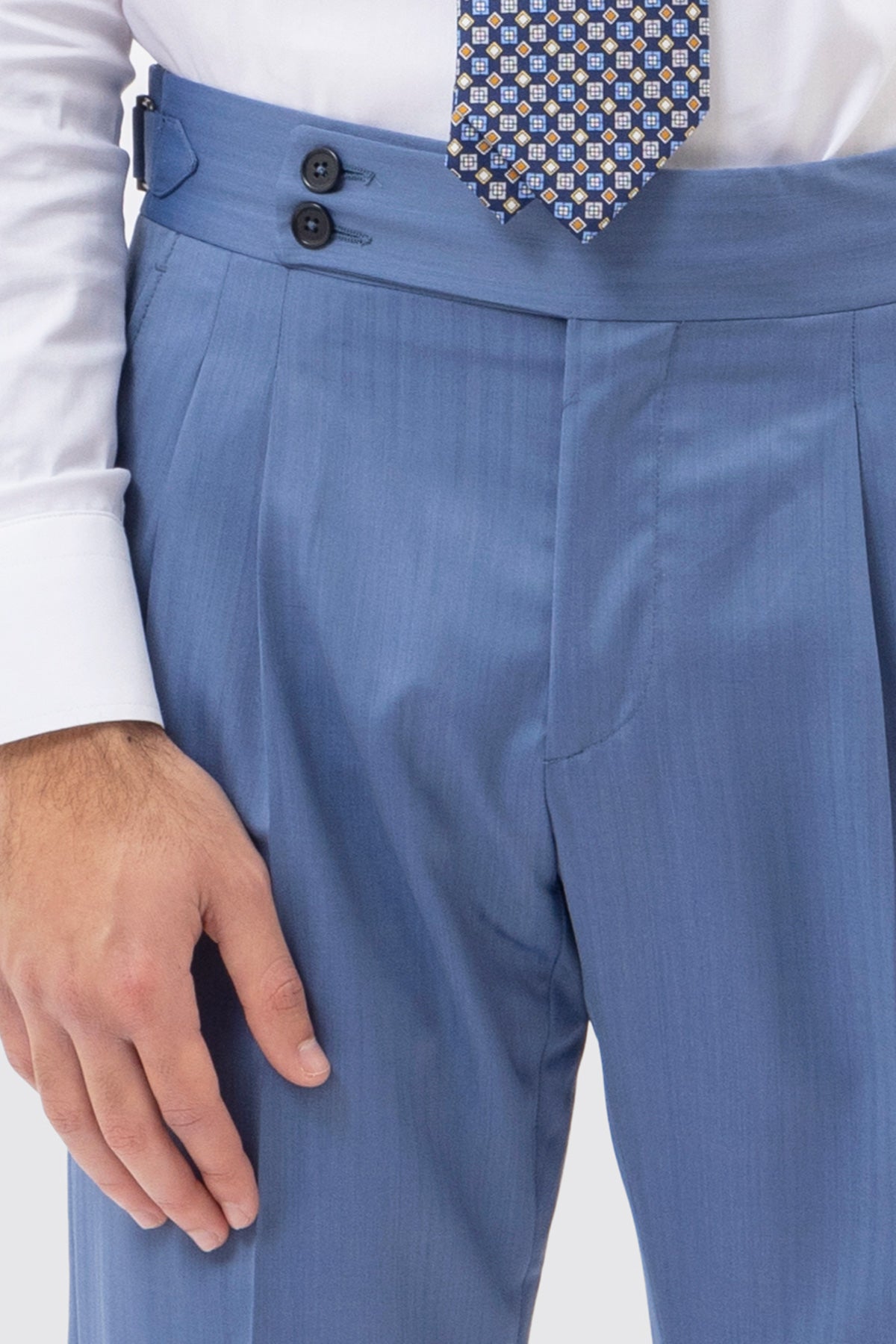 Pantalone uomo Celeste Solaro in fresco lana e seta Holland & Sherry vita alta con pinces fibbie laterali e risvolto 5cm