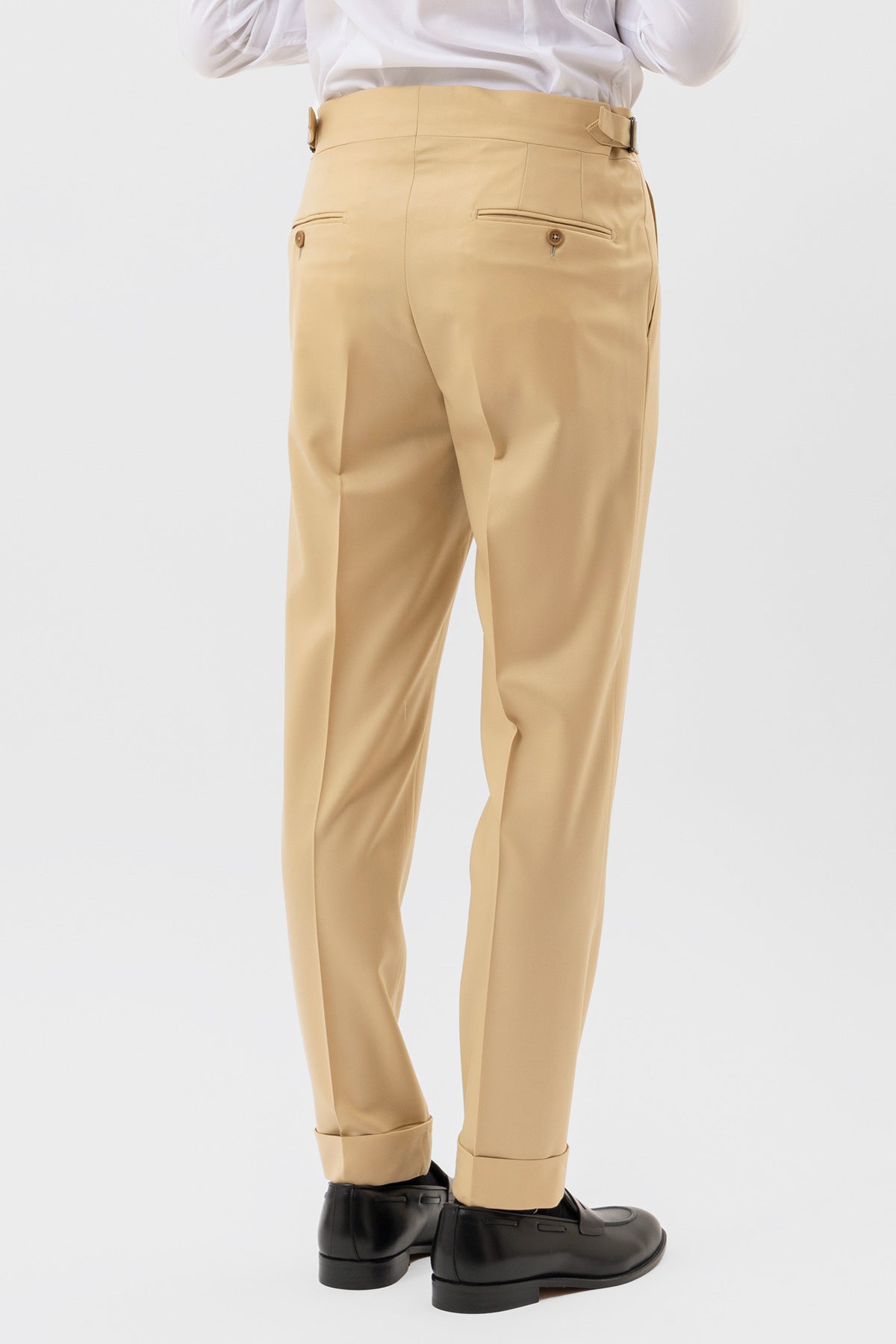 Pantalone uomo beige vita alta doppia pinces in fresco lana super 140's Holland & Sherry con fibbie laterali e risvolto 5cm
