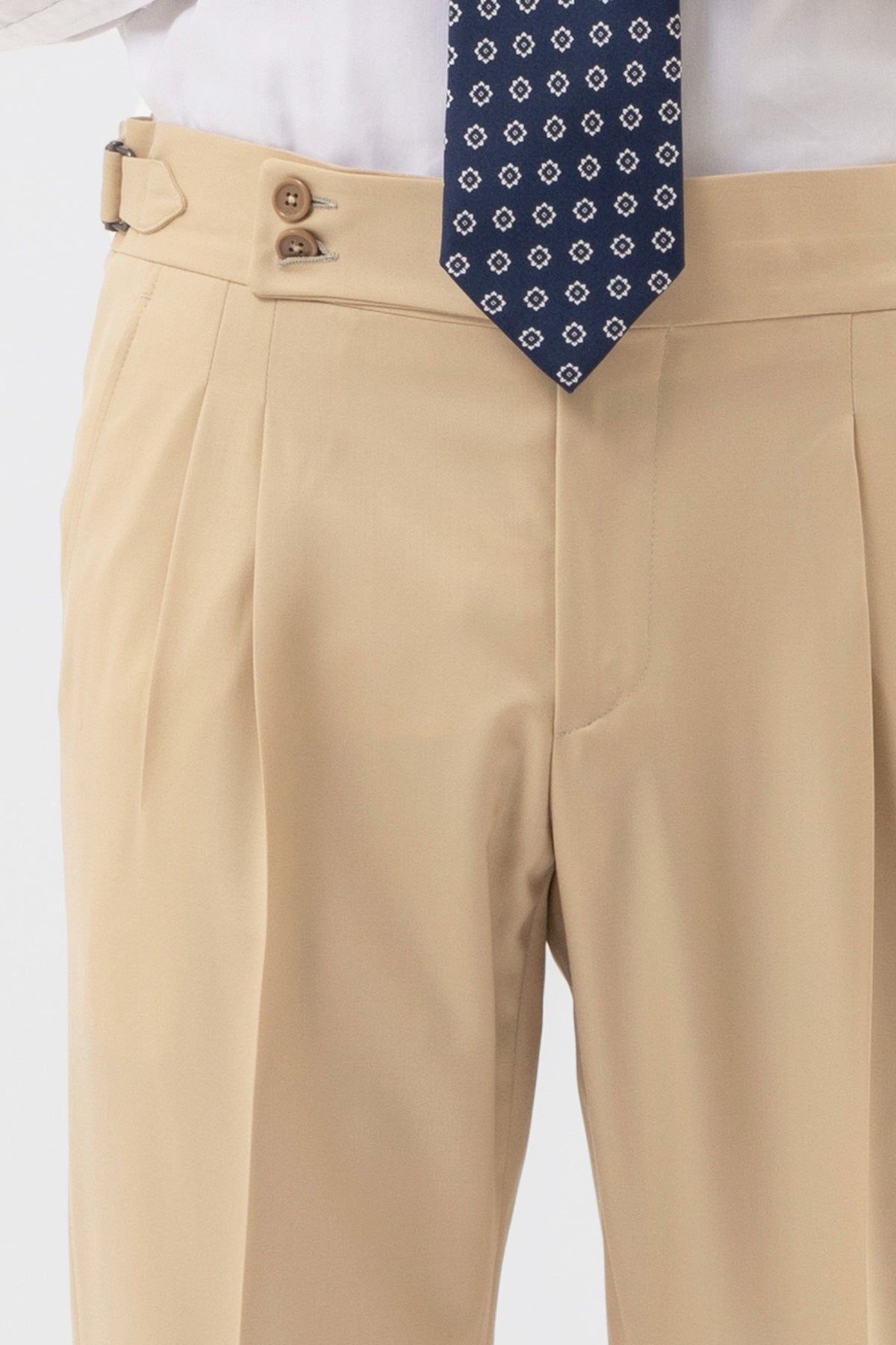 Pantalone uomo beige vita alta doppia pinces in fresco lana super 140's Holland & Sherry con fibbie laterali e risvolto 5cm