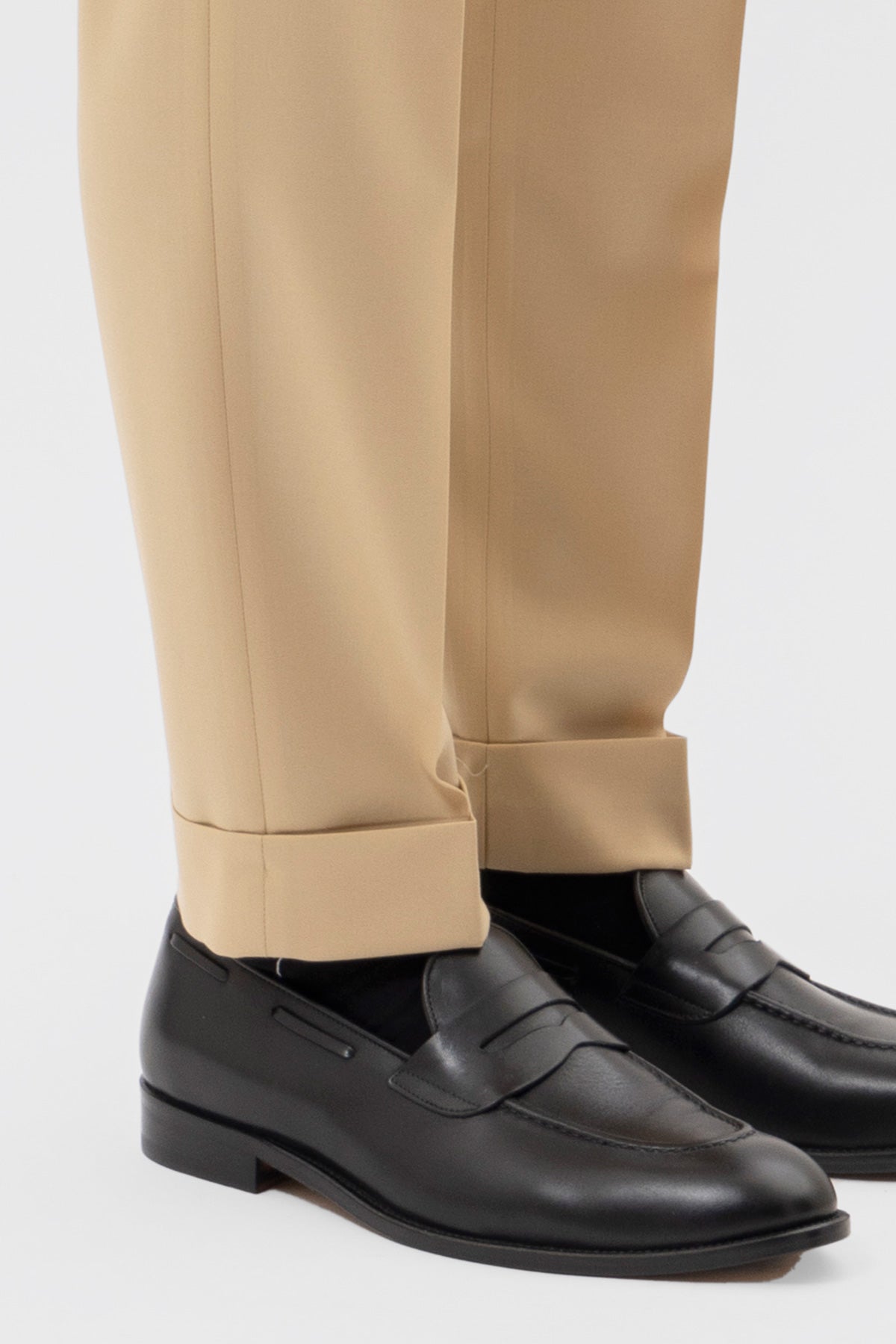Pantalone uomo beige vita alta doppia pinces in fresco lana super 140's Holland & Sherry con fibbie laterali e risvolto 5cm