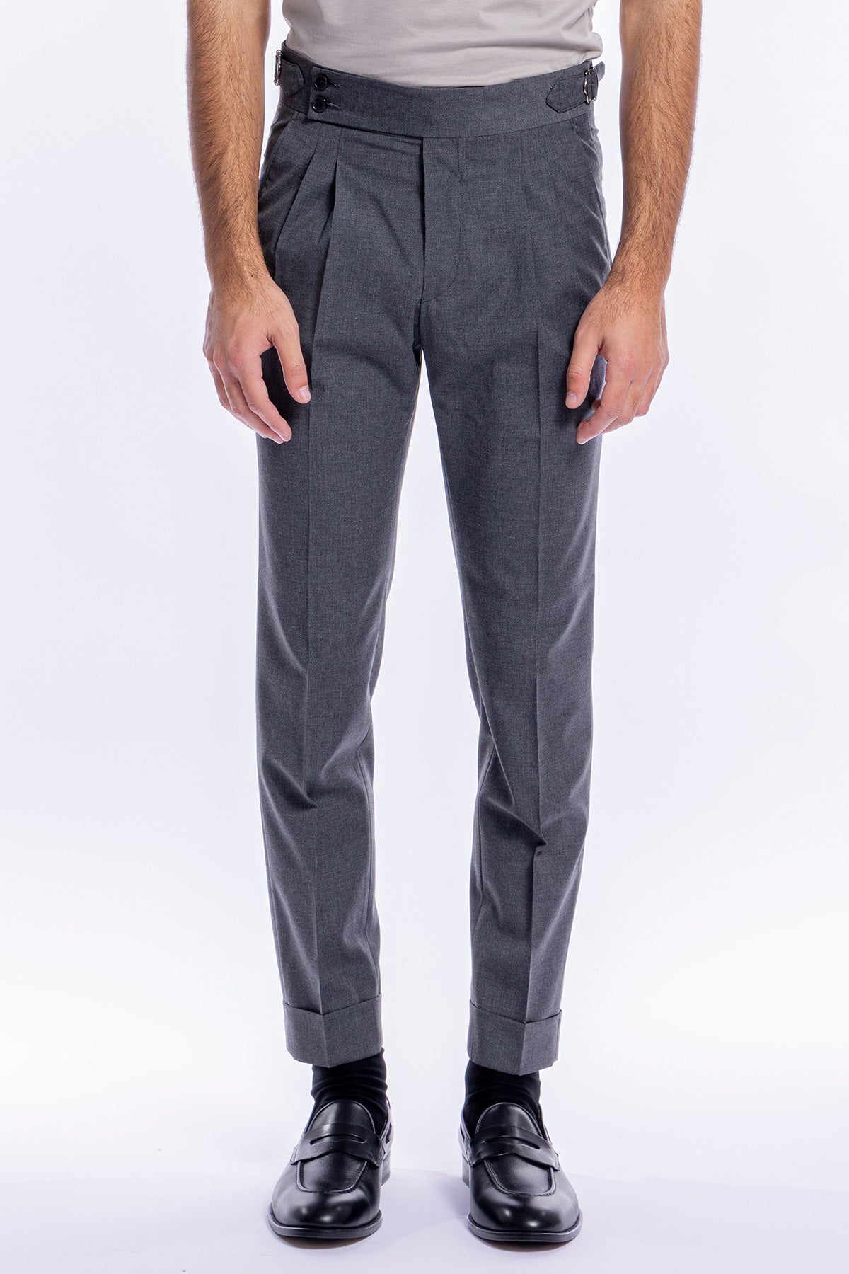 Pantalone uomo grigio medio in fresco lana mista tinta unita vita alta fibbie laterali e risvolto 5cm