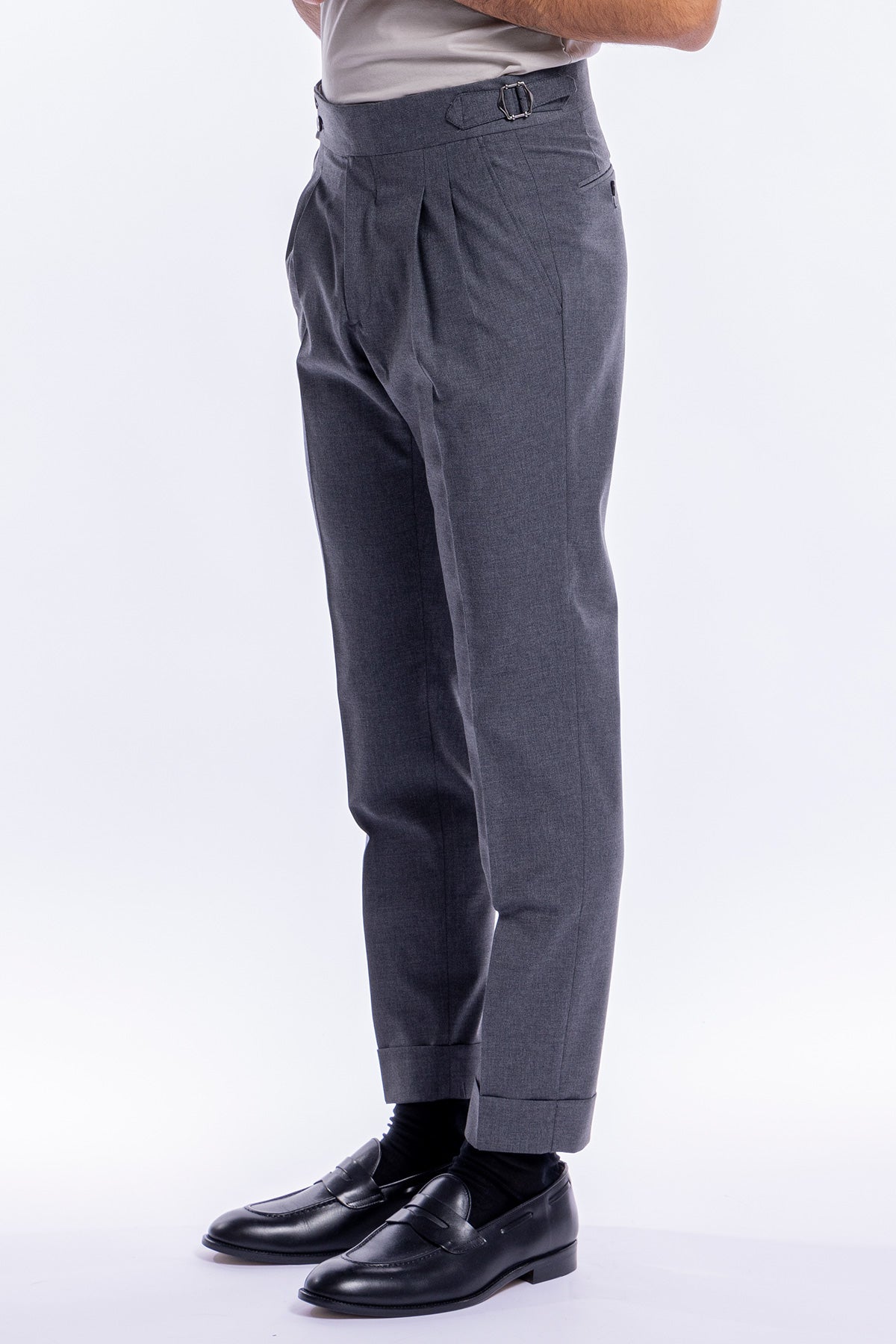 Pantalone uomo grigio medio in fresco lana mista tinta unita vita alta fibbie laterali e risvolto 5cm
