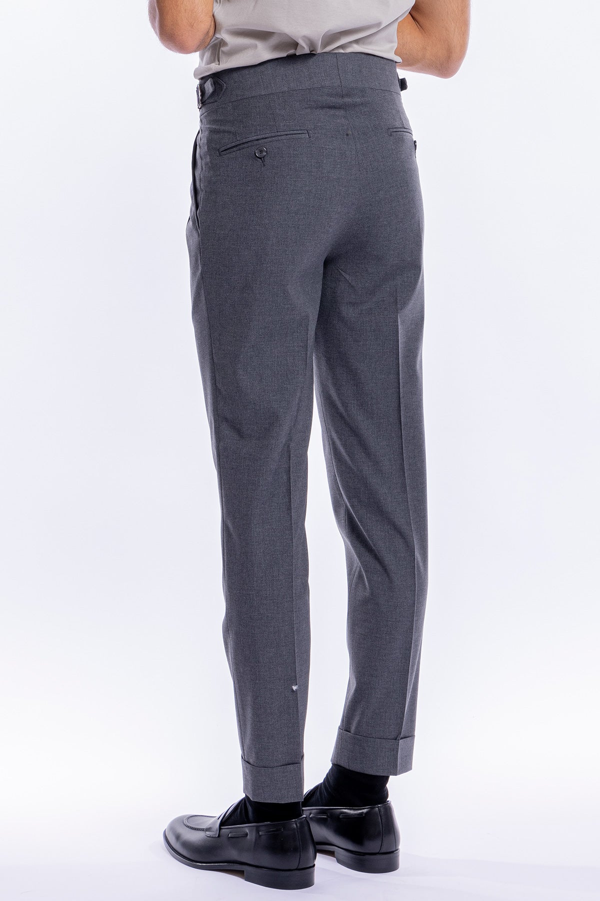 Pantalone uomo grigio medio in fresco lana mista tinta unita vita alta fibbie laterali e risvolto 5cm