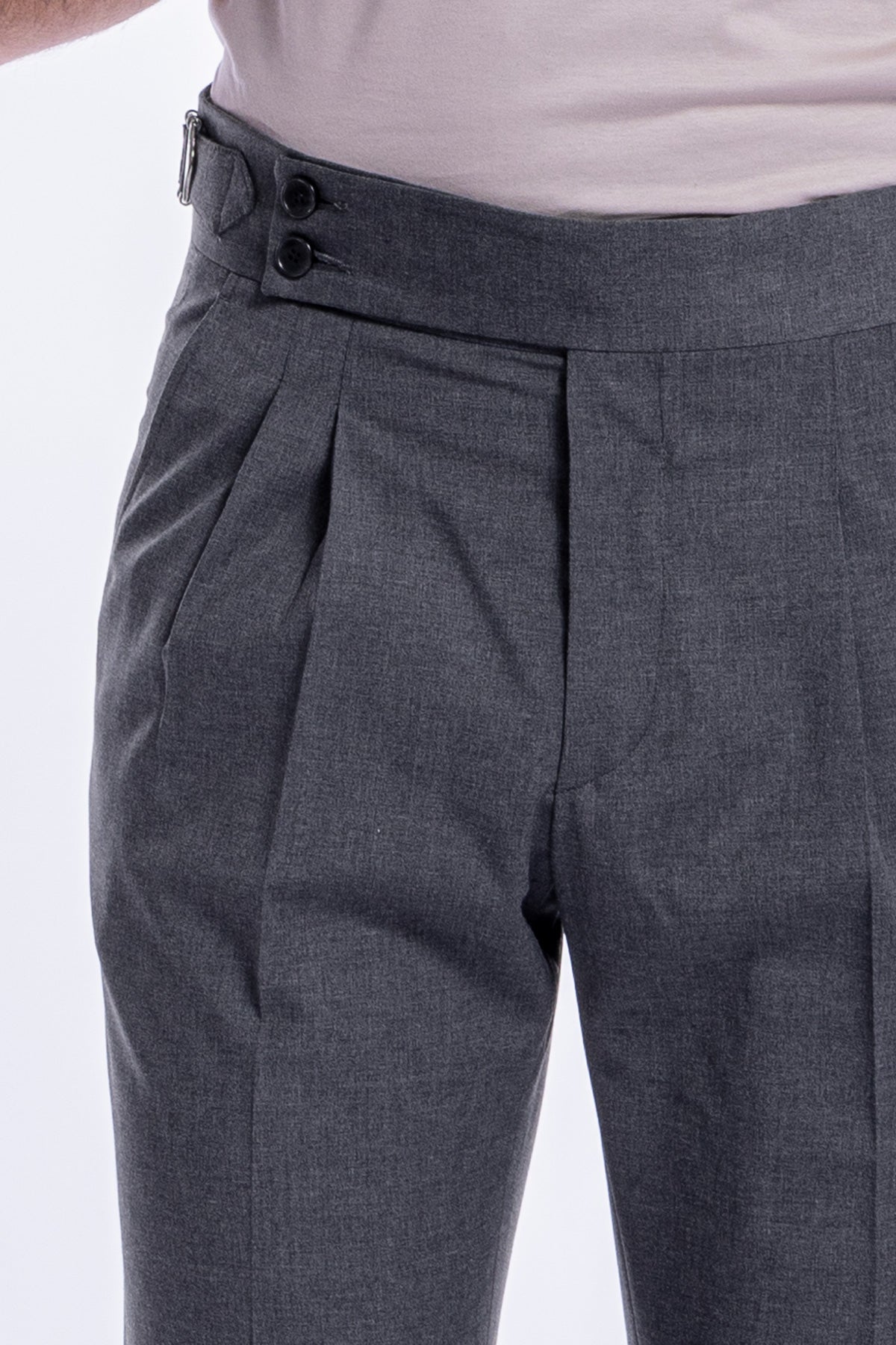 Pantalone uomo grigio medio in fresco lana mista tinta unita vita alta fibbie laterali e risvolto 5cm