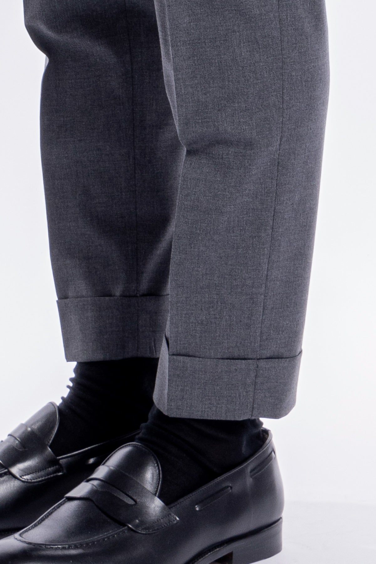 Pantalone uomo grigio medio in fresco lana mista tinta unita vita alta fibbie laterali e risvolto 5cm