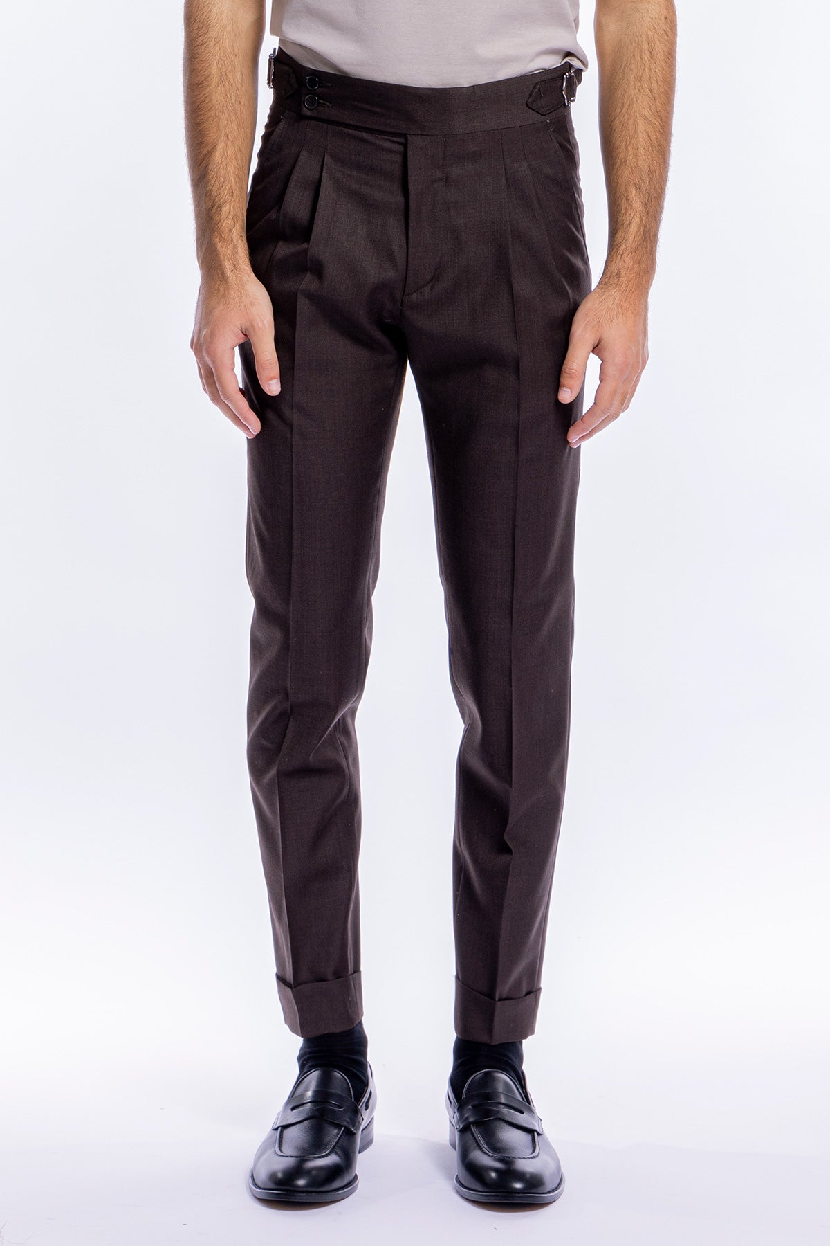 Pantalone uomo marrone in fresco lana 120's Holland &amp; Sherry vita alta con pinces fibbie laterali e risvolto 5cm