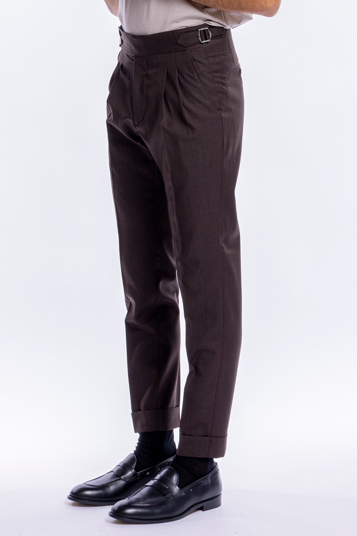 Pantalone uomo marrone in fresco lana 120's Holland &amp; Sherry vita alta con pinces fibbie laterali e risvolto 5cm