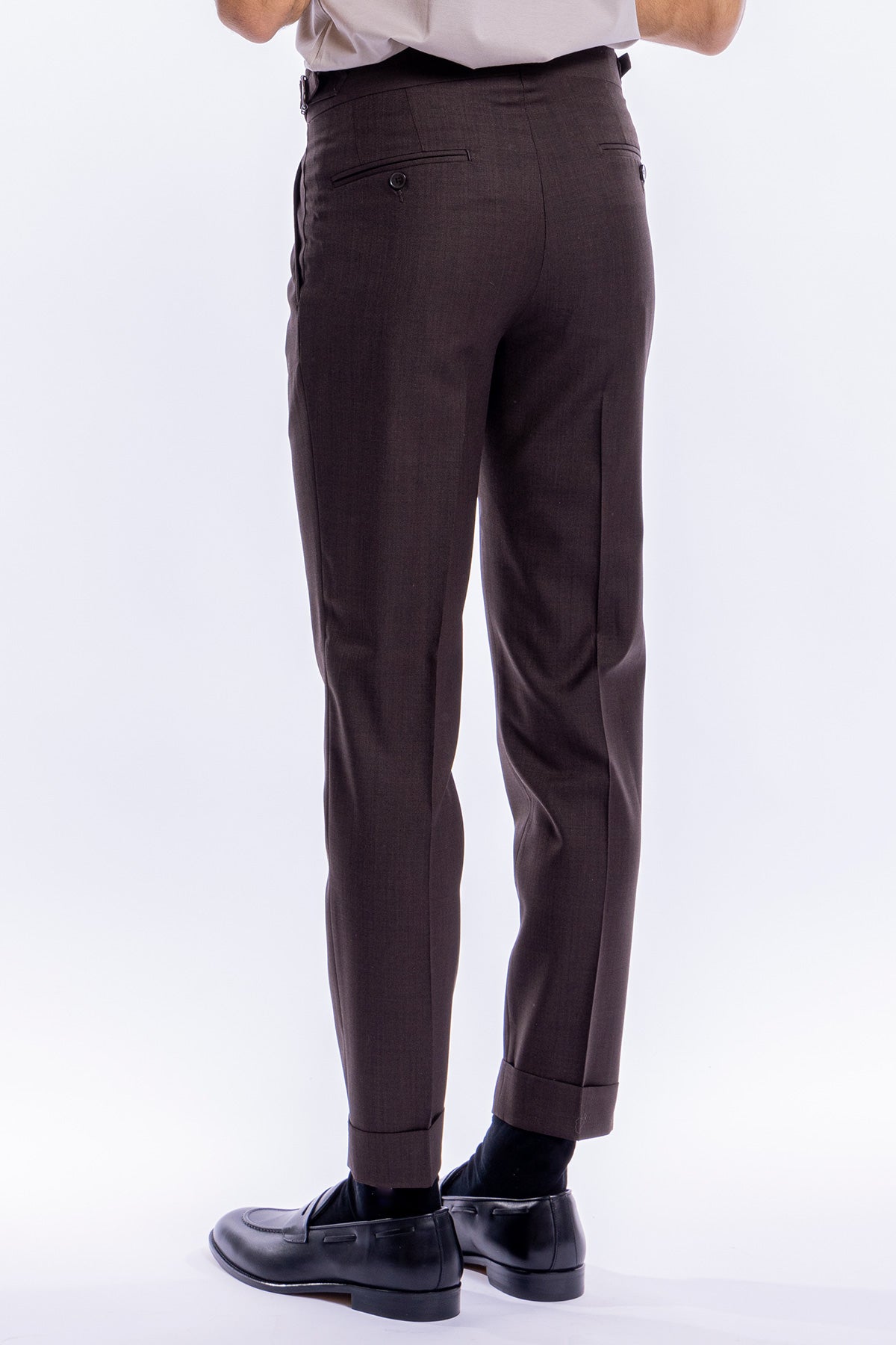 Pantalone uomo marrone in fresco lana 120's Holland &amp; Sherry vita alta con pinces fibbie laterali e risvolto 5cm