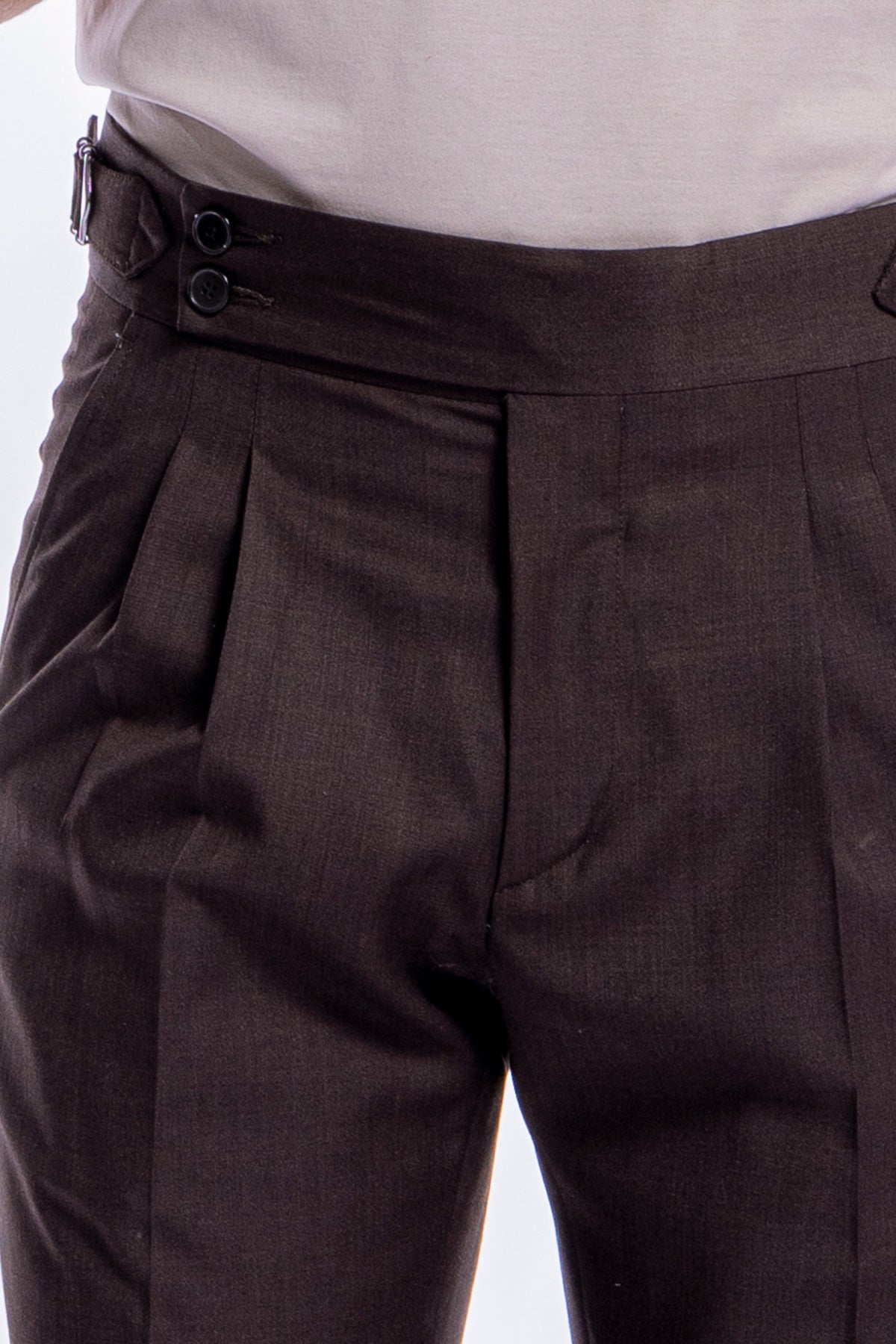 Pantalone uomo marrone in fresco lana 120's Holland &amp; Sherry vita alta con pinces fibbie laterali e risvolto 5cm