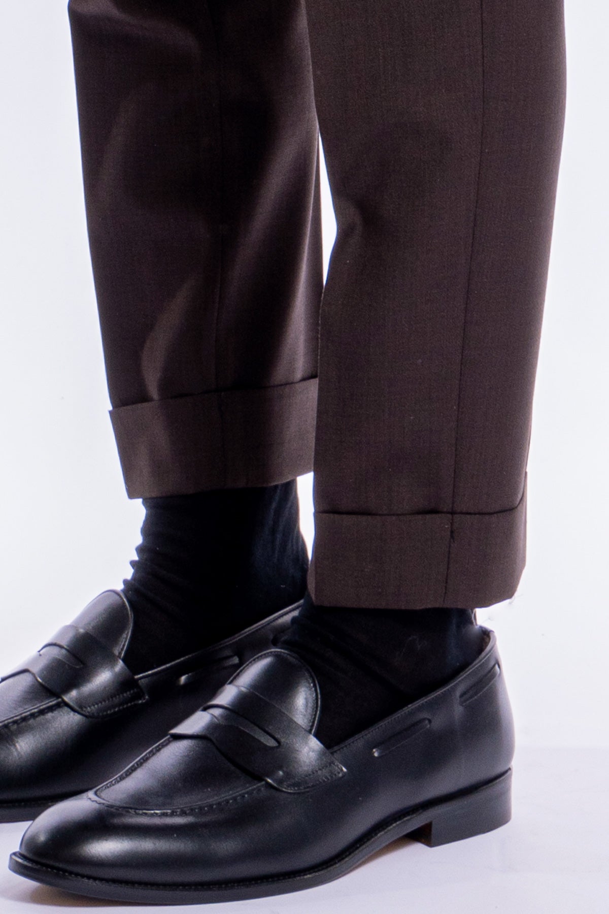 Pantalone uomo marrone in fresco lana 120's Holland &amp; Sherry vita alta con pinces fibbie laterali e risvolto 5cm