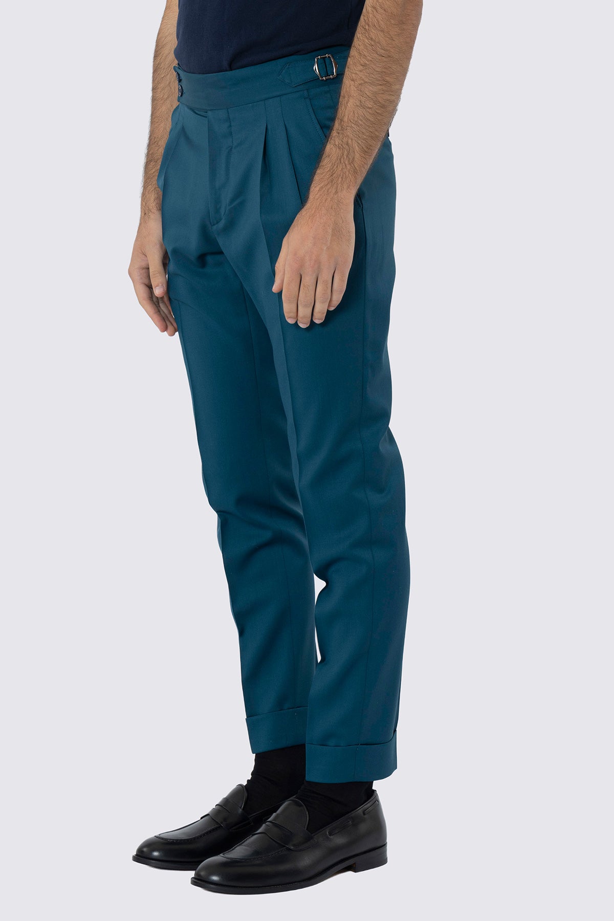 Pantalone uomo verde petrolio in fresco lana super 130's Bristol tessuti Napoli vita alta doppia pinces fibbie laterali e risvolto 5cm