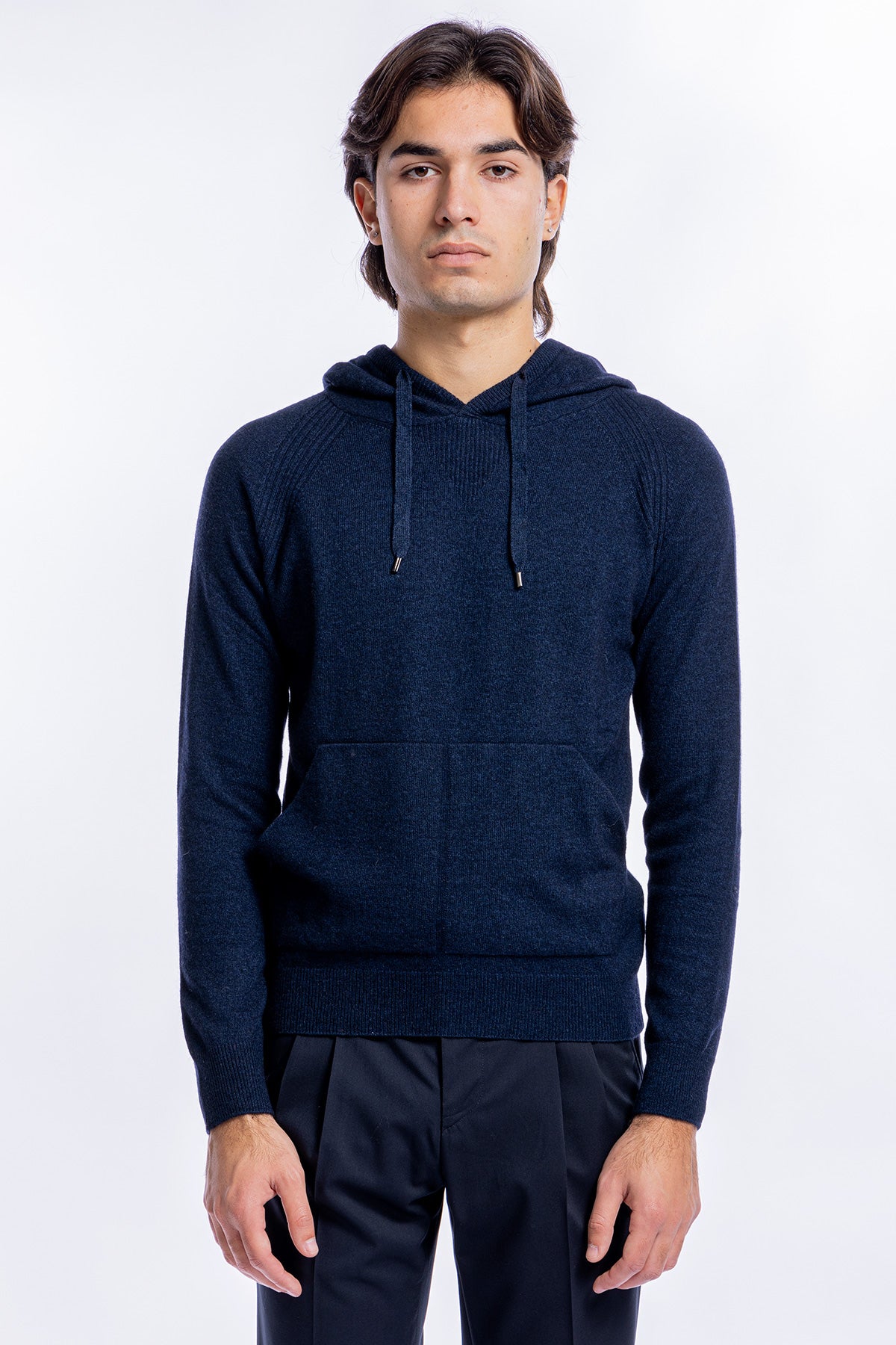 Felpa da uomo blu in lana e cashmere con cappuccio e tasche sul davanti.