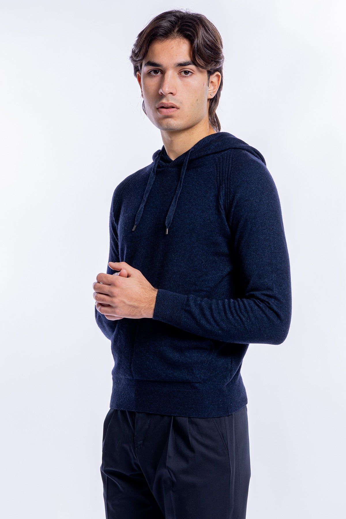 Felpa da uomo blu in lana e cashmere con cappuccio e tasche sul davanti.